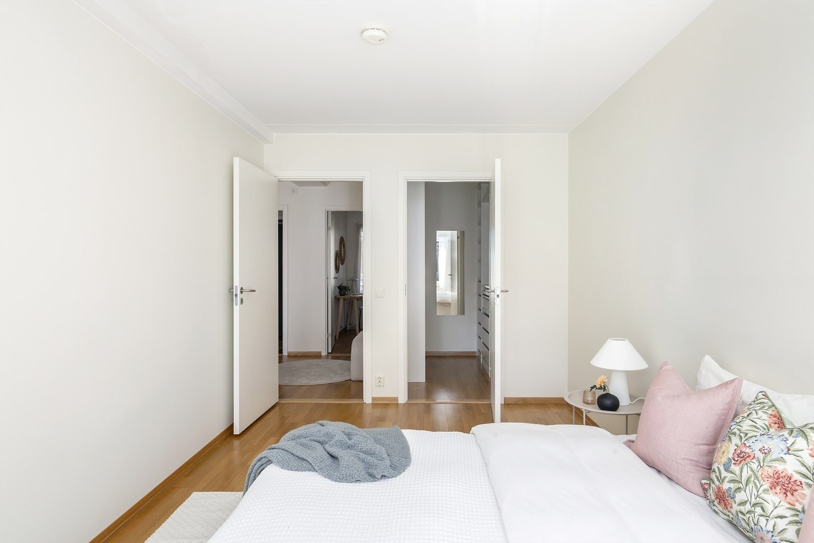 Soverommet har en skjermet beliggenhet med gode lysforhold, og fremstår som en behagelig og privat sone for hvile. Galleribilde