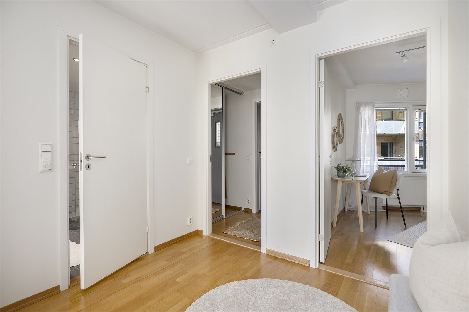 Entréen tar deg videre til en hall med parkettgulv og ellers malte flater. Galleribilde