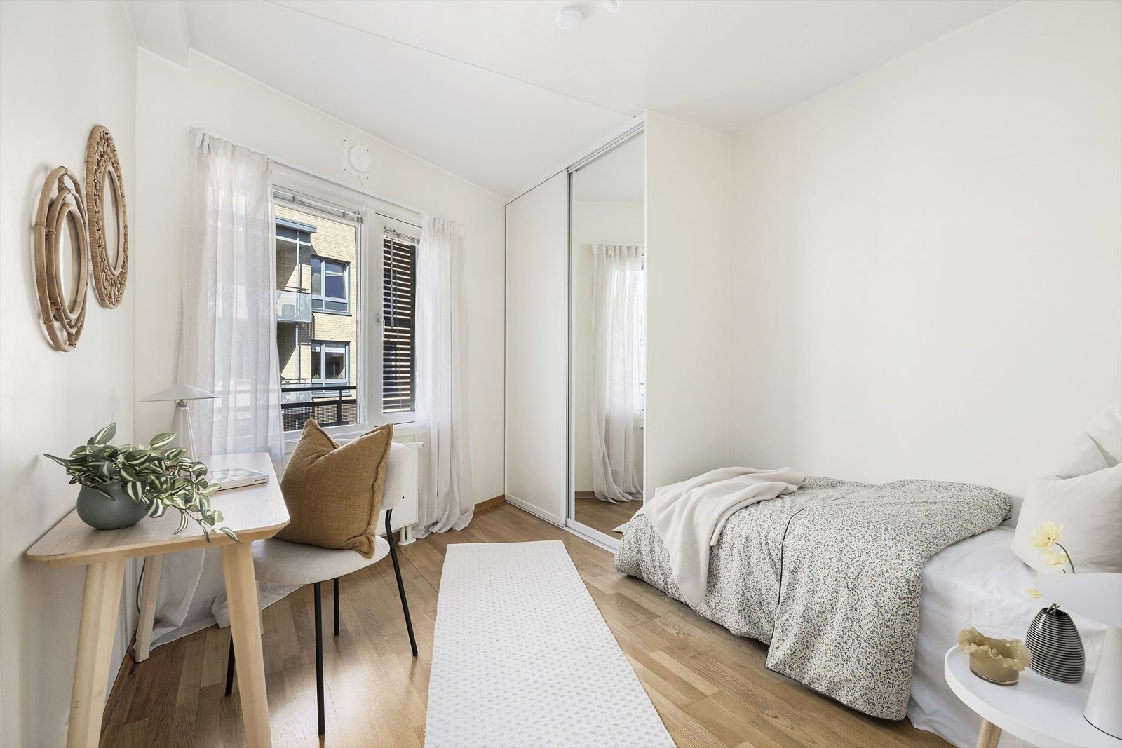 Boligens andre soverom egner seg godt som barnerom, gjesterom eller kontor. Et praktisk rom med fleksible møbleringsmuligheter. Skyvedørsgarderobe med speilfront gir godt med oppbevaring. Galleribilde