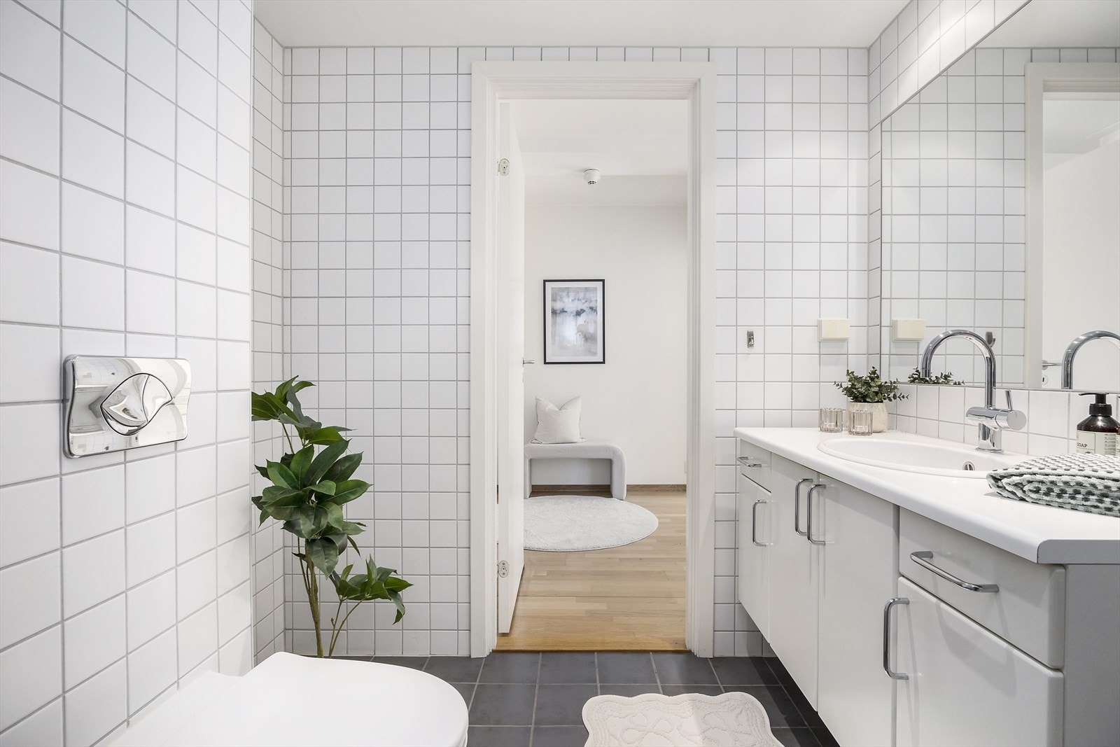 Det er opplegg for vaskemaskin og tørketrommel i praktisk nisje. Galleribilde
