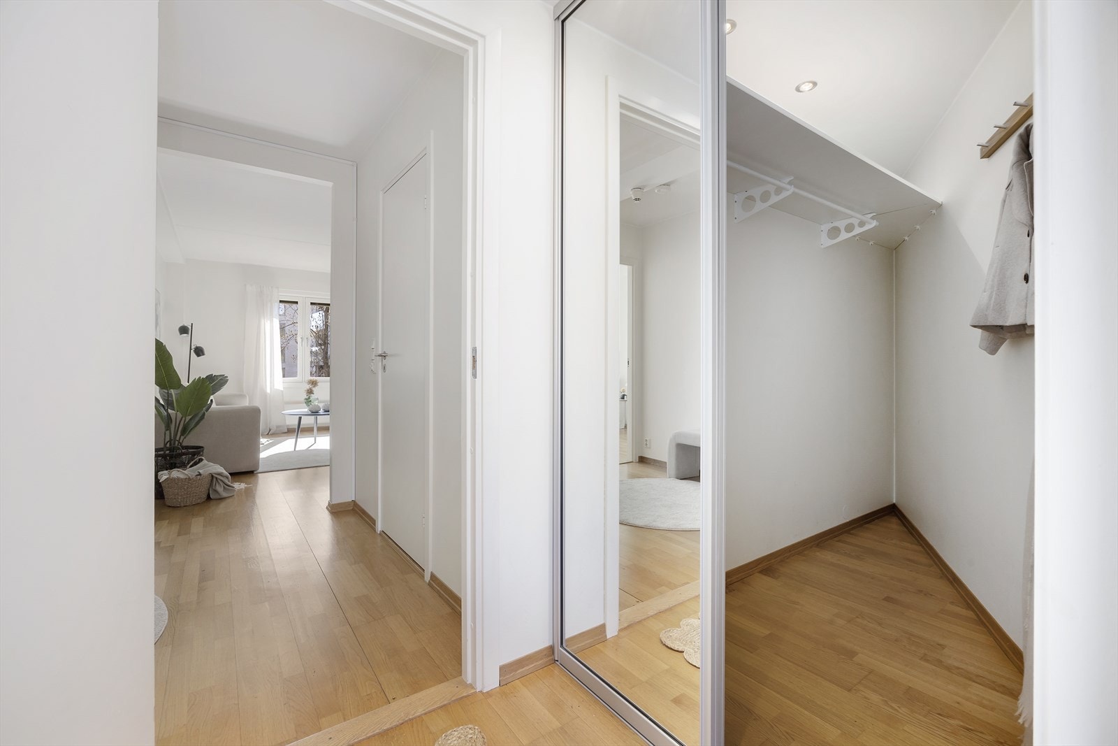 Velkommen inn! I leiligheten blir du møtt av en luftig entré med skyvedørsgarderobe og gode oppbevaringsmuligheter. Galleribilde