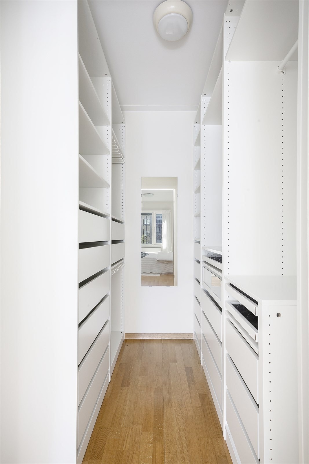 Tilhørende walk-in garderobe gir gode oppbevaringsmuligheter og bidrar til et ryddig og oversiktlig hjem. Galleribilde