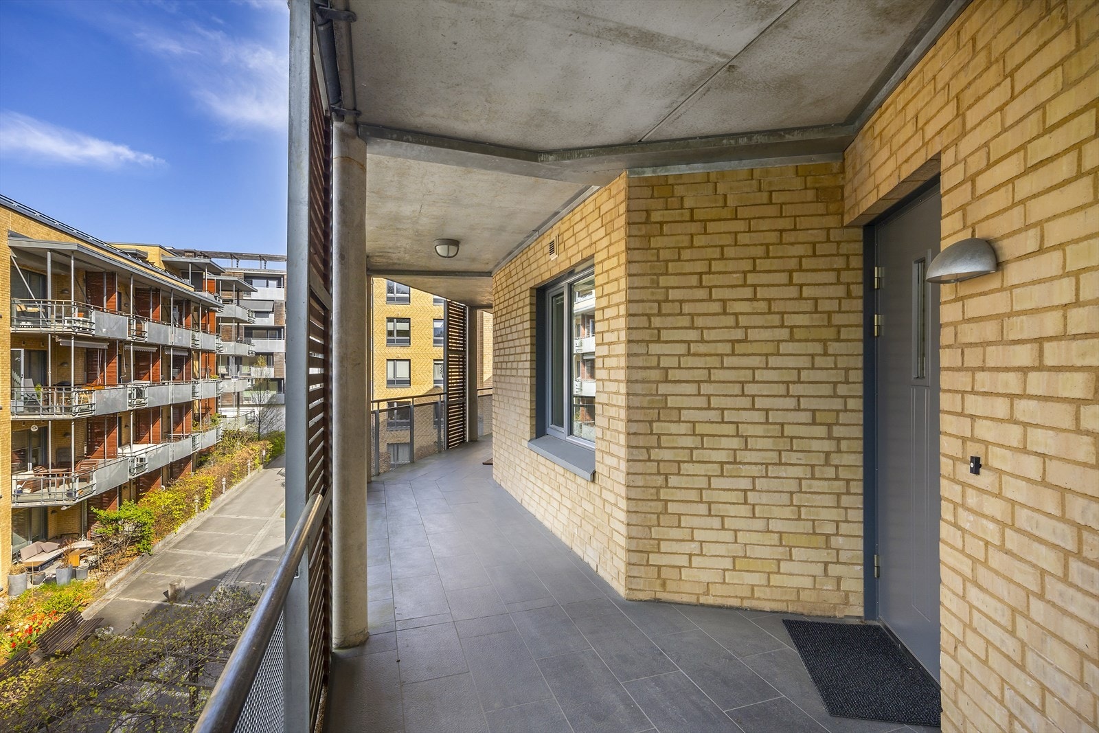 Rolig beliggenhet innerst i svalgangen med minimal ferdsel forbi inngangspartiet. Galleribilde
