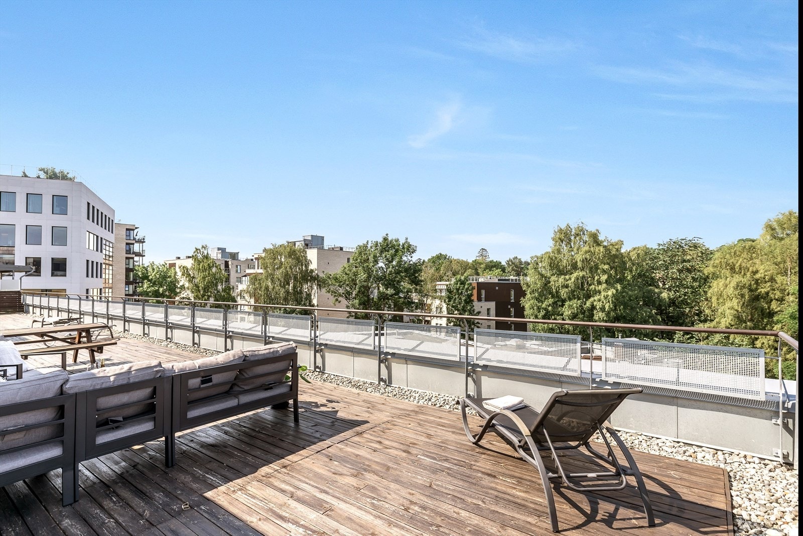 På toppen av bygget finner du en romslig takterrasse med flott utsyn over området og gode solforhold - perfekt for sosiale sammenkomster (Foto er tatt fra Hoffsveien 6). Galleribilde