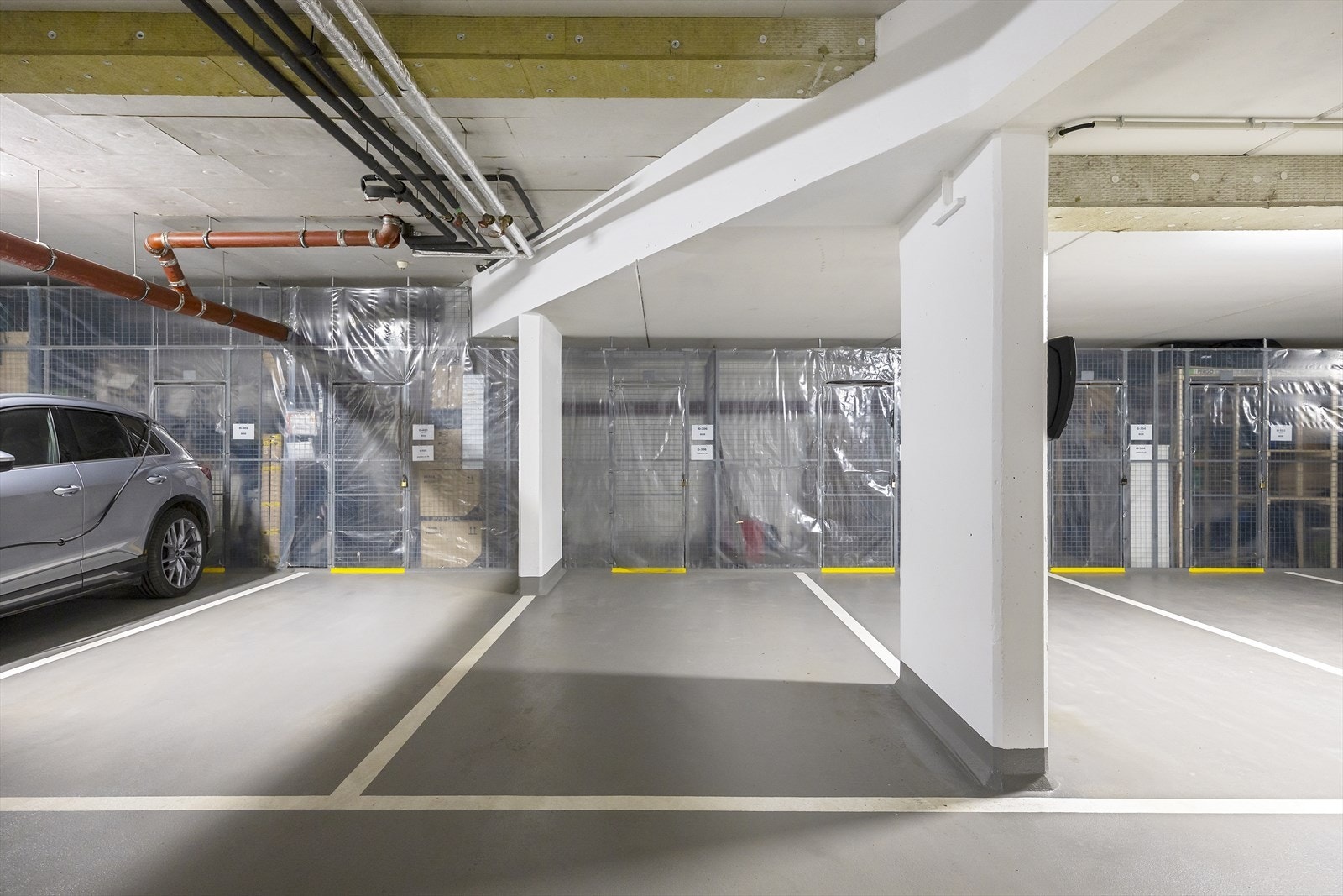 Boligen disponerer fast garasjeplass samt ekstern kjellerbod på ca. 5 m². Galleribilde