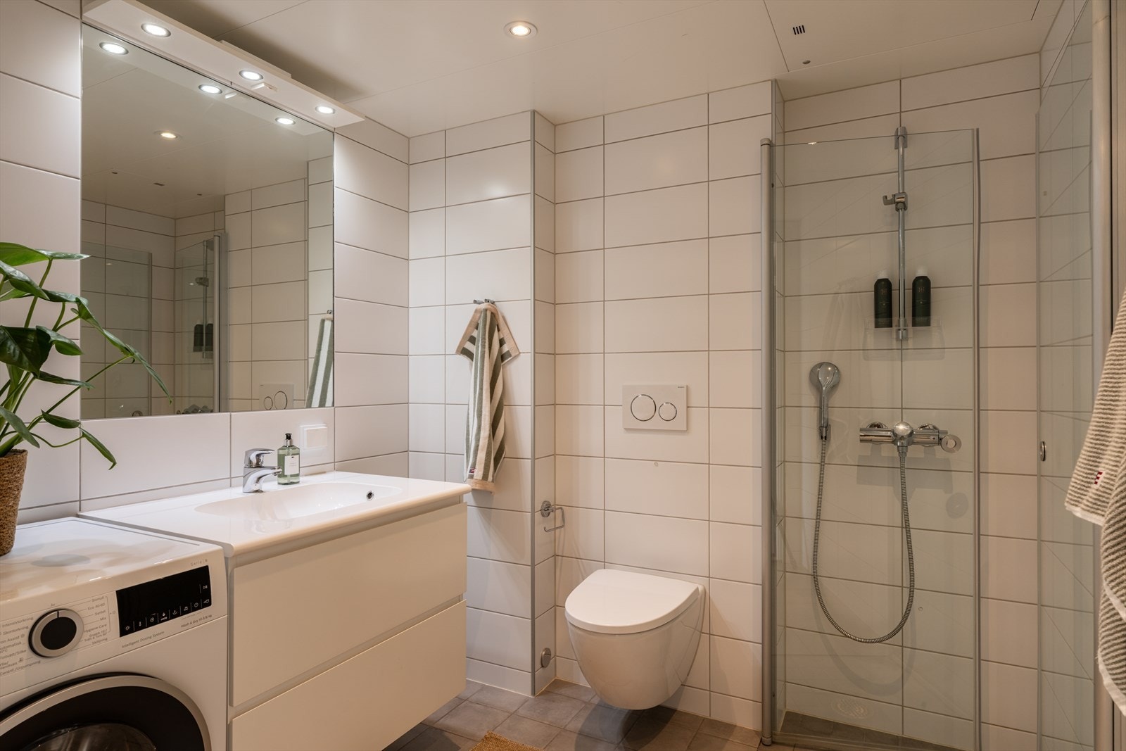 Badet er et moderne, prefabrikkert bad med flislagte overflater og behagelig vannbåren gulvvarme. Galleribilde