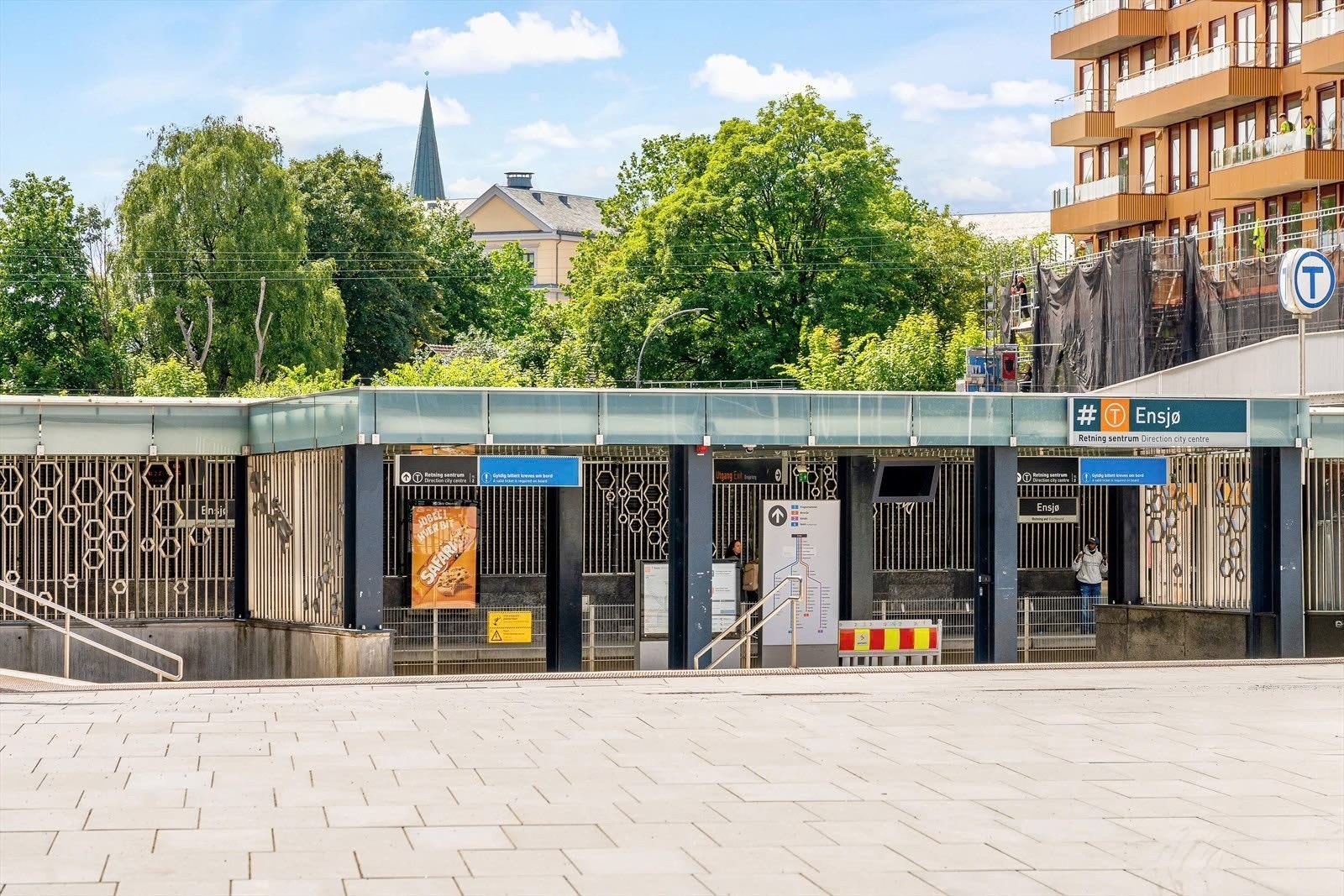 Ensjø T-bane er et stenkast fra leiligheten med hyppige avganger (Linje 1,2,3 og 4). Galleribilde
