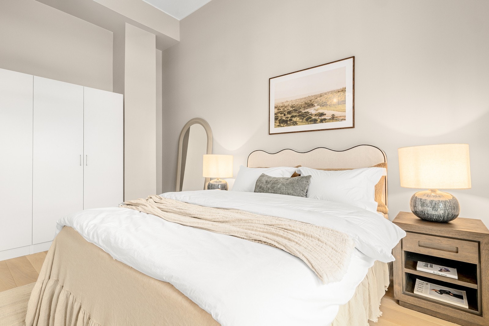 Det er montert en stor garderobe for gode lagringsmuligheter. Galleribilde