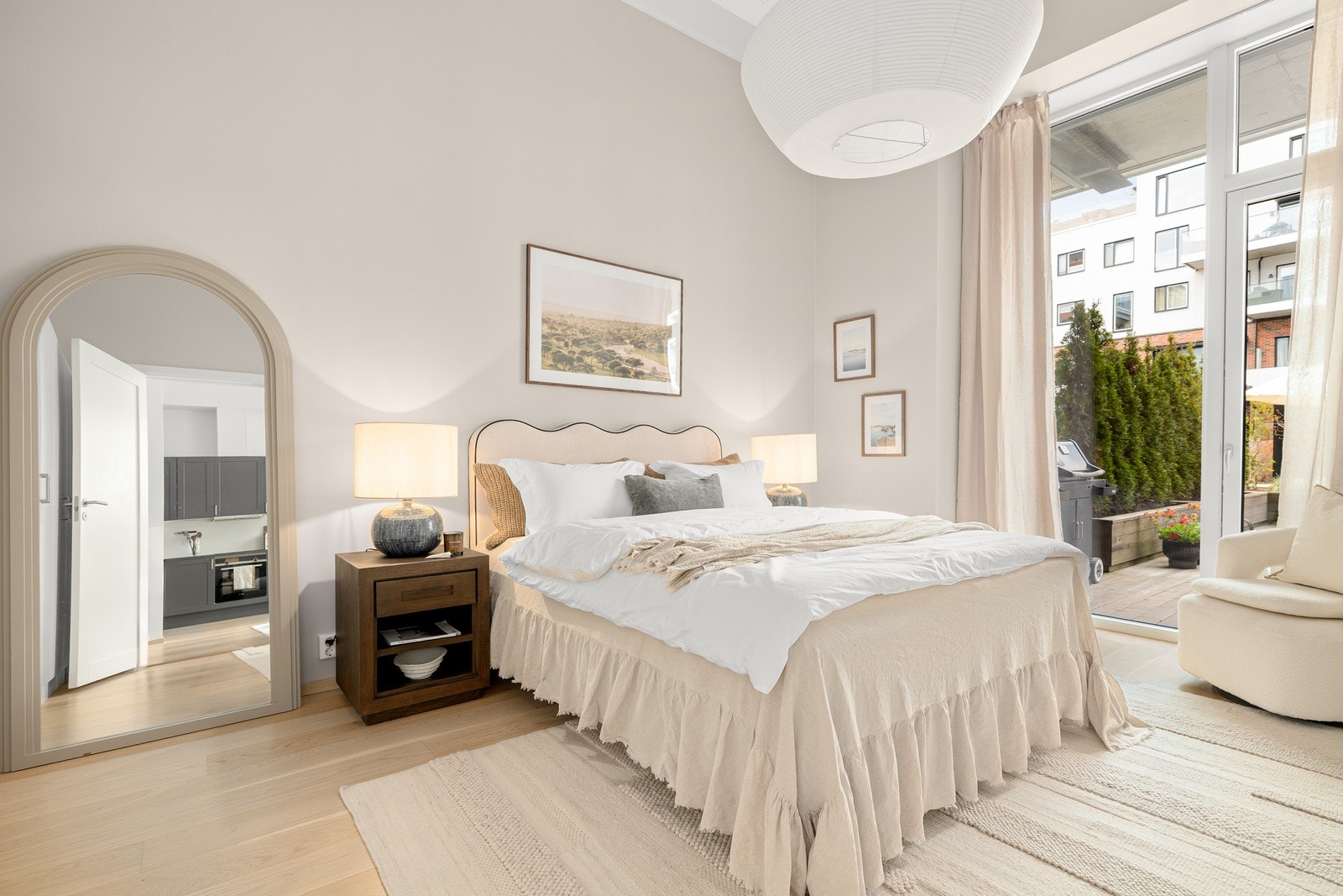 Leilighetens hovedsoverom oppleves som lunt, lyst og elegant med vindu som kan åpnes i sin helhet med utgang til terrassen. Galleribilde