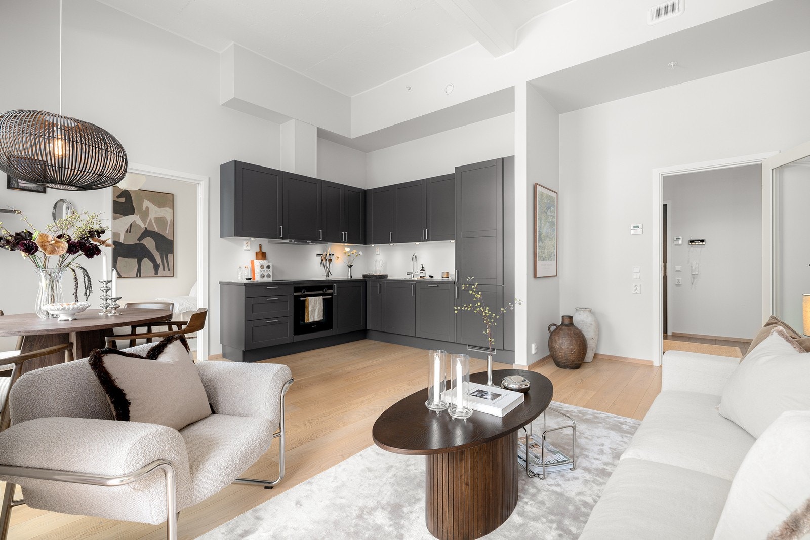 Den åpne utformingen gir plass til både sofagruppe, TV-møbel, spisebord og annet ønsket møblement. Galleribilde