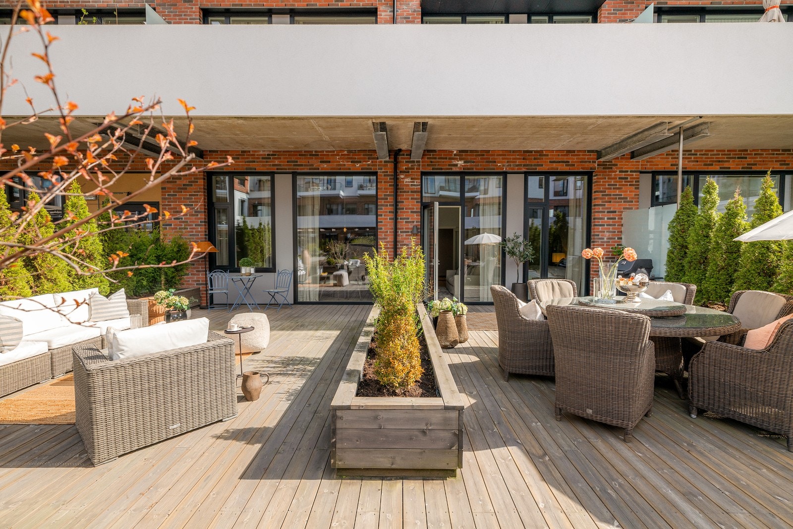 Terrassen fungerer som et naturlig samlingspunkt for venner og familie, perfekt for hyggelige sammenkomster gjennom sesongen. Galleribilde
