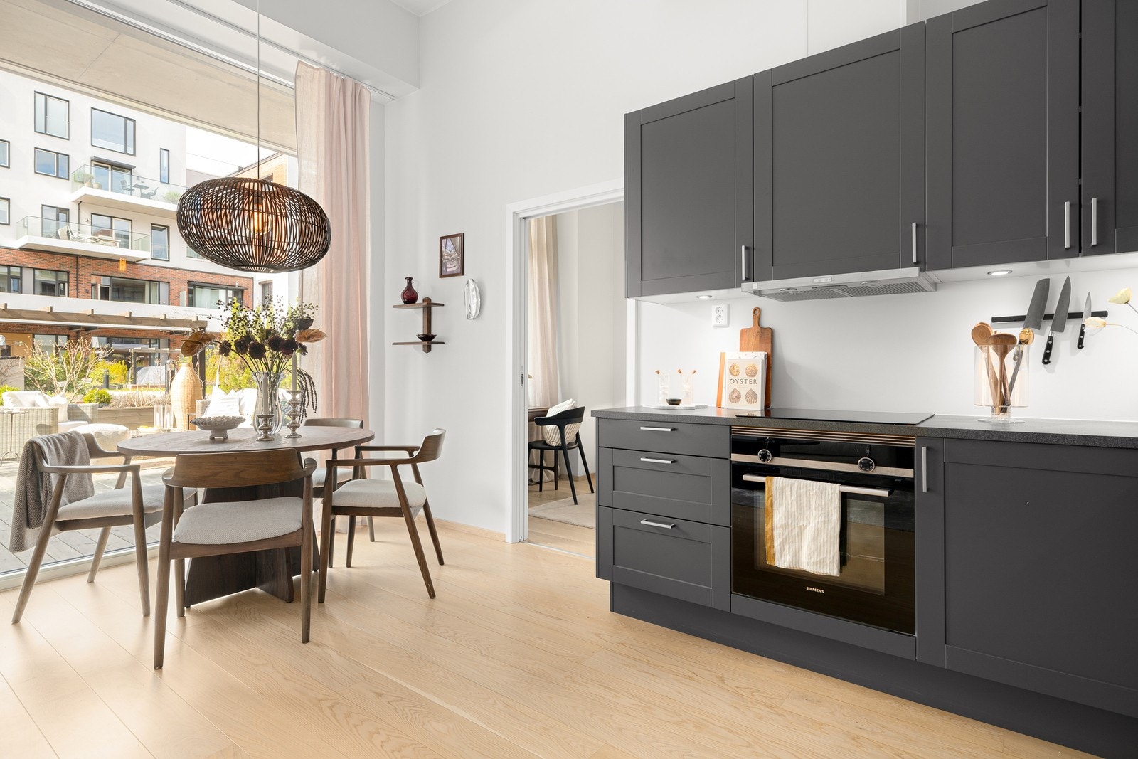 Med sitt enkle, stilrene design og rikelig med skapplass, er dette kjøkkenet både funksjonelt og inviterende. Galleribilde