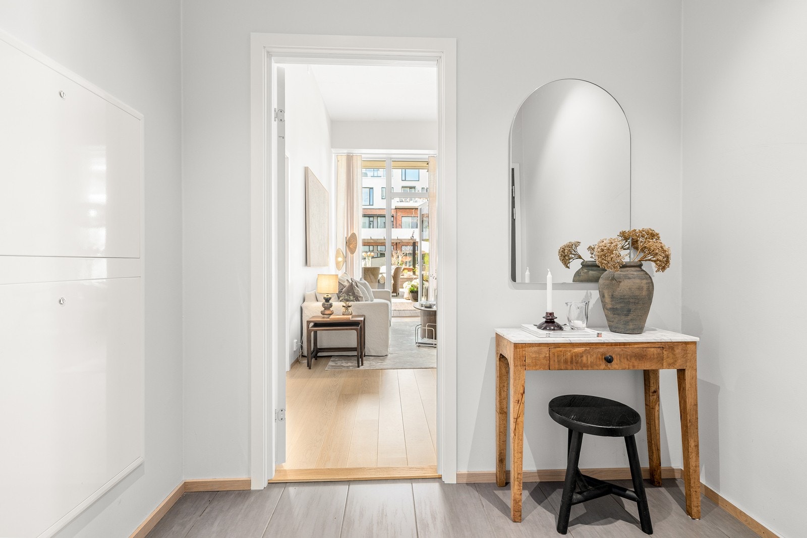Entréen ønsker deg velkommen med et lyst og ryddig førsteinntrykk. Galleribilde