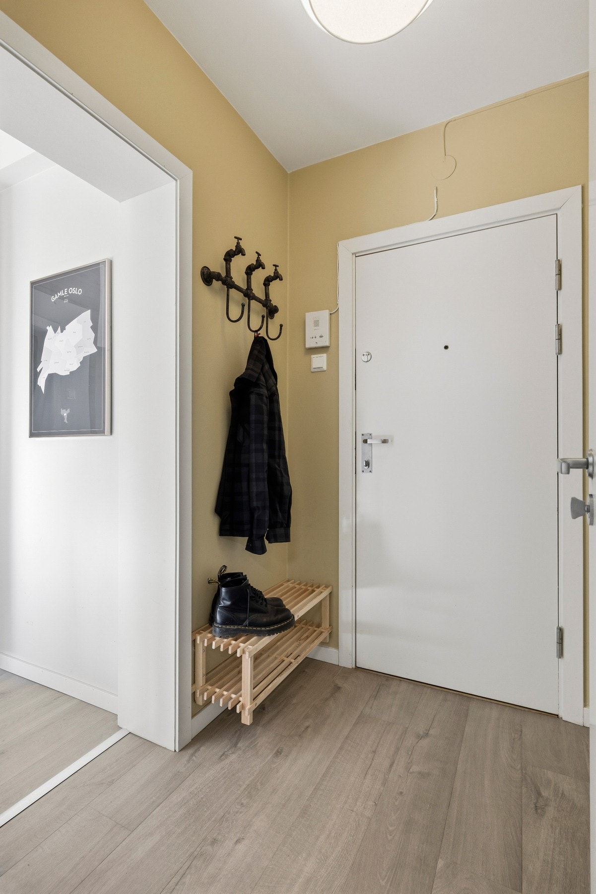 Entré med praktisk planløsning og gode oppbevaringsmuligheter. Galleribilde