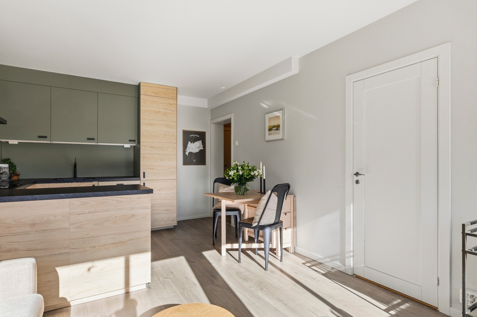 Praktisk løsning med plass til spisebord i mindre format. Galleribilde