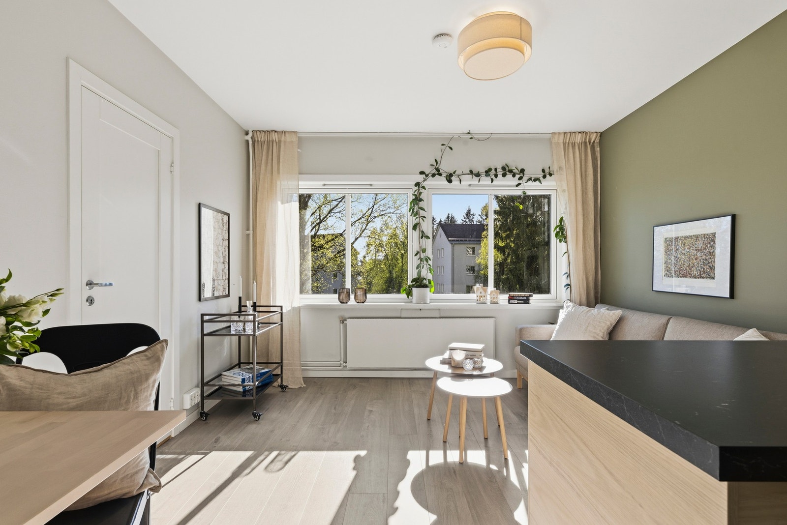 Store vindusflater slipper inn rikelig naturlig lys og gir en luftig og innbydende atmosfære. Galleribilde