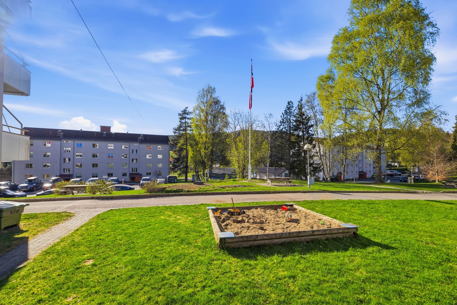 Barnevennlig uteområde med sandkasse Galleribilde