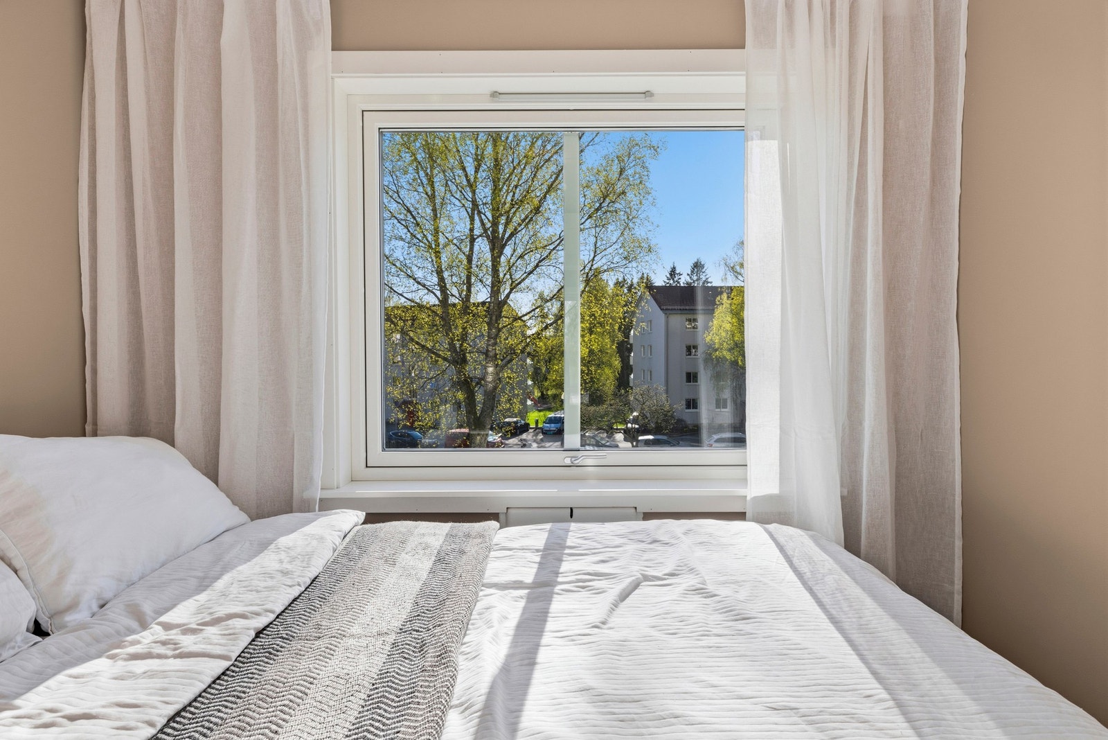 Stort vindu som slipper inn godt med naturlig lys. Galleribilde
