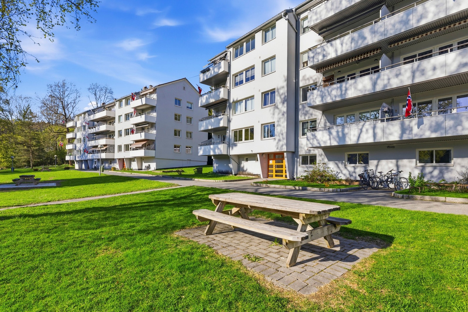 Uteplass. Galleribilde