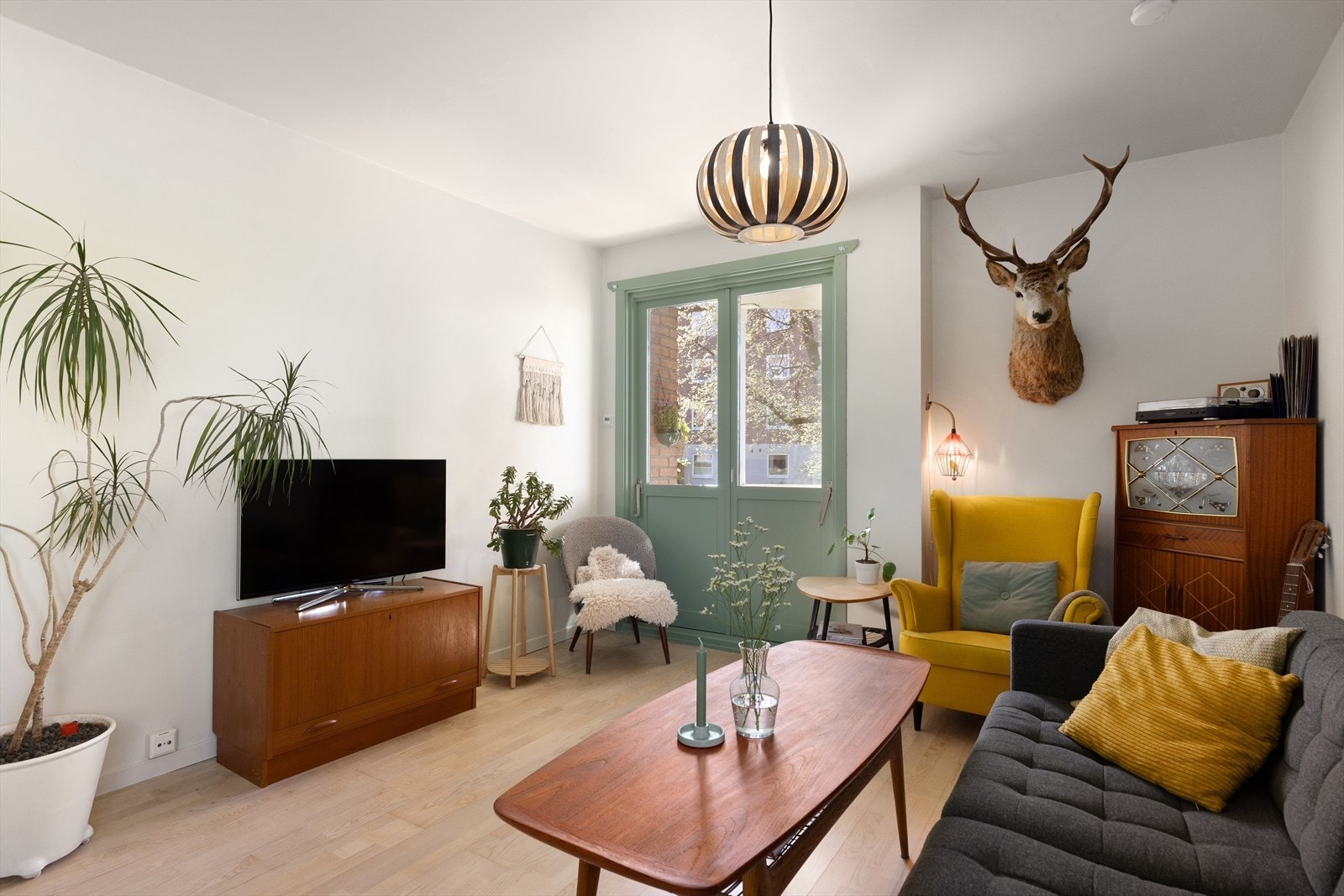 Stuen har varme tretoner med moderne og lekre fargeinnslag, som gir rommet karakter og personlighet. Det er god plass til oppbevaring og mediemøbler. Galleribilde