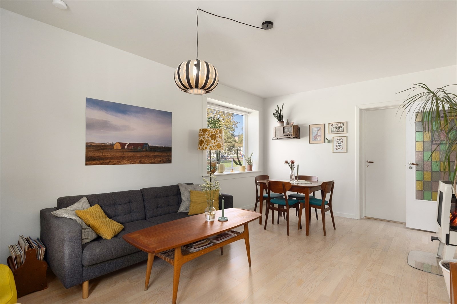 En trivelig og funksjonell stue som egner seg perfekt til både avslapning i hverdagen og hyggelige sammenkomster. Galleribilde