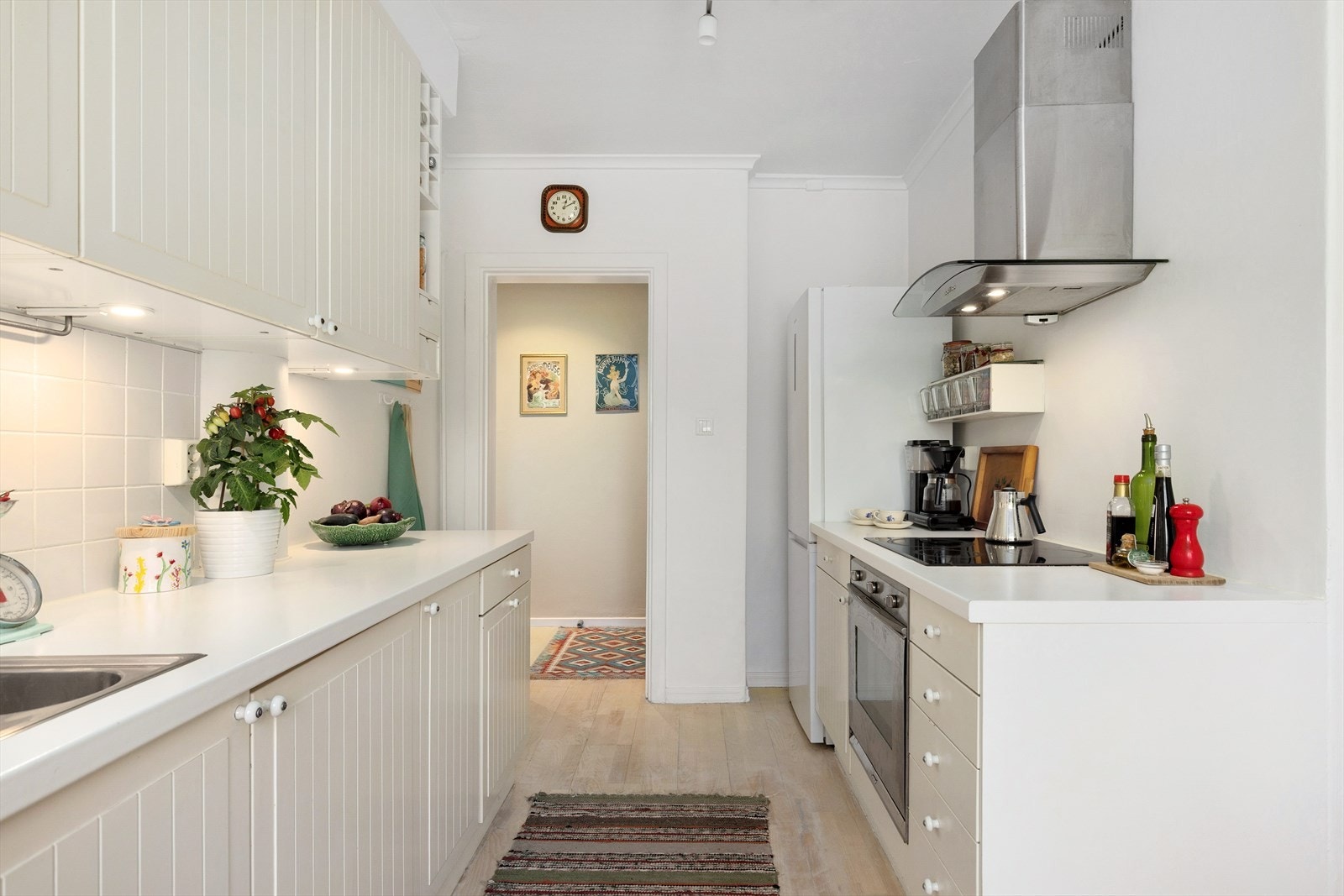 Kjøkkenet har hvite profilerte hvite fronter. Benkeplate i laminat. Oppvaskkum og ettgreps blandebatteri. Benkebelysning under overskap. Det er fliser over kjøkkenbenk. Galleribilde