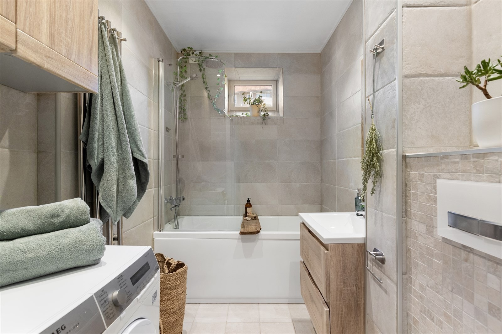 Flislagt og delikat baderom renovert i 2017, med et moderne og tidløst uttrykk. Badet fremstår som funksjonelt og godt utnyttet, med gjennomgående lyse flater som gir en ren og behagelig atmosfære. Galleribilde