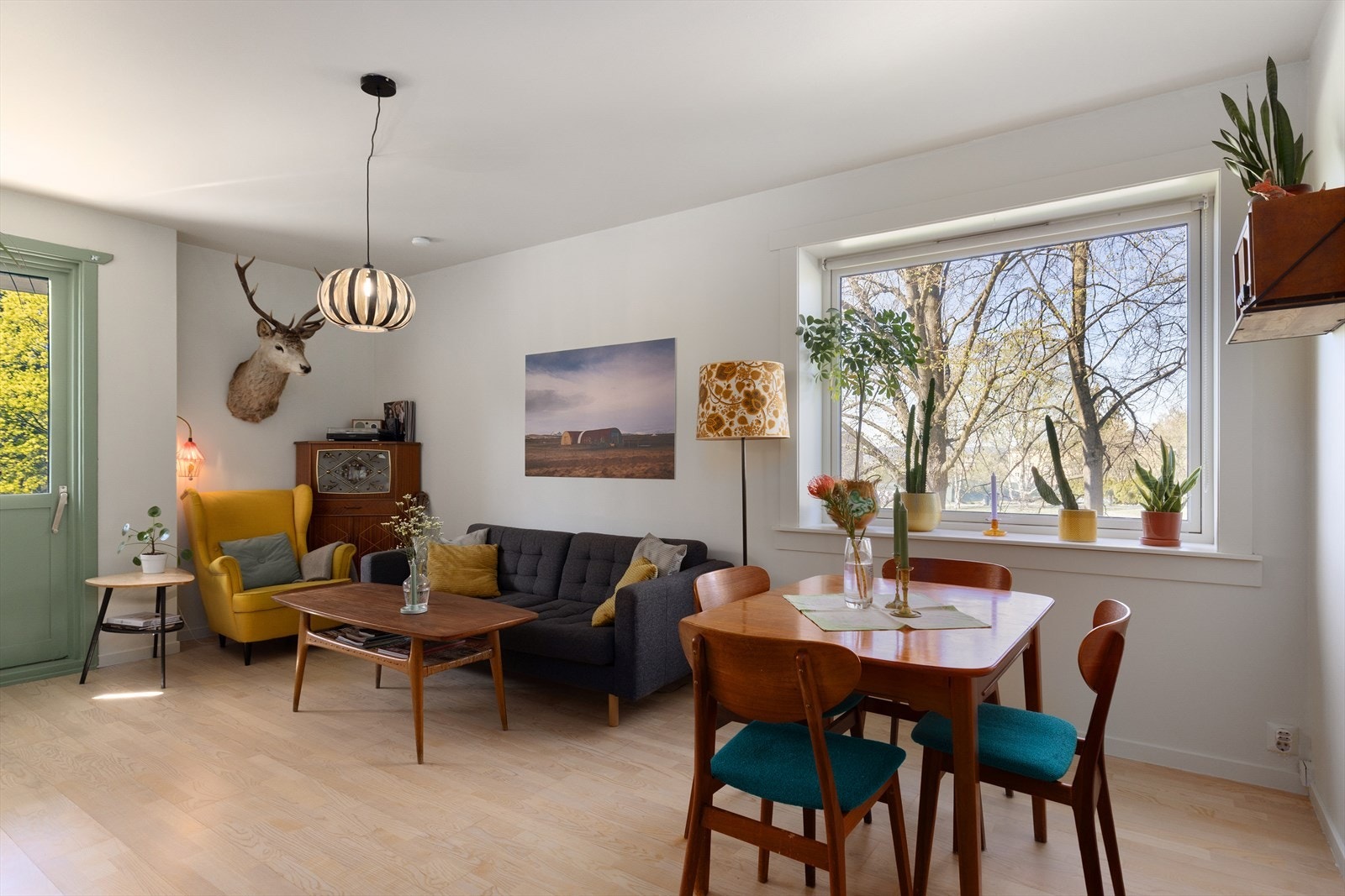 Leiligheten har en romslig stue med god plass til sofagruppe og spisebord Galleribilde