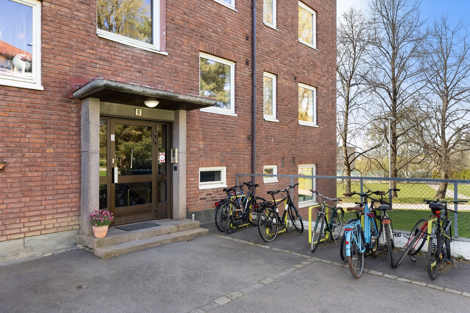 Hyggelig inngangsparti med sykkelparkering Galleribilde
