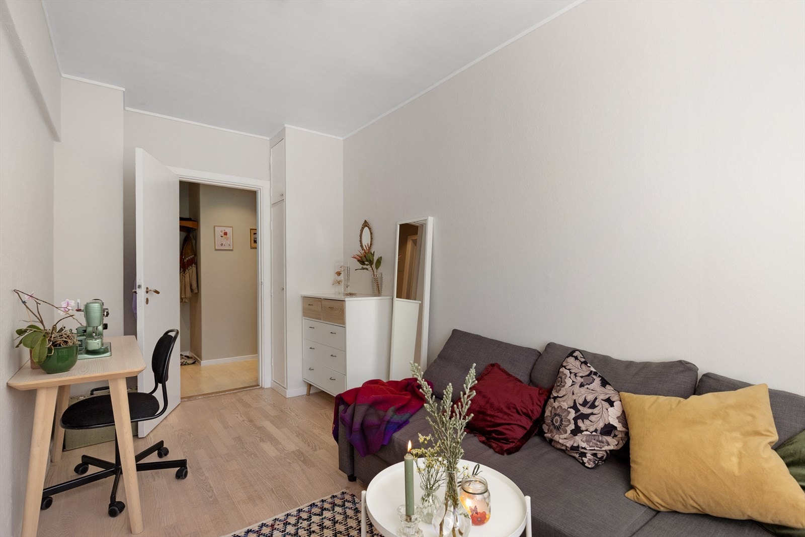 Soverom II har også originalt plassbygd garderobeskap. Galleribilde
