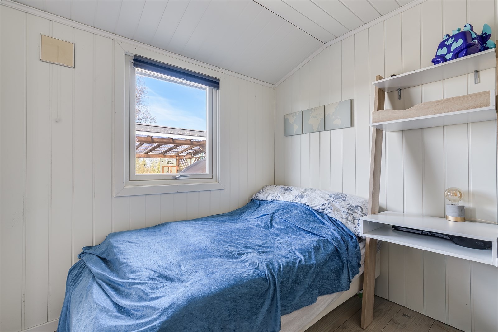 Her er det god plass til dobbeltseng, nattbord og gardeobeløsning. Galleribilde