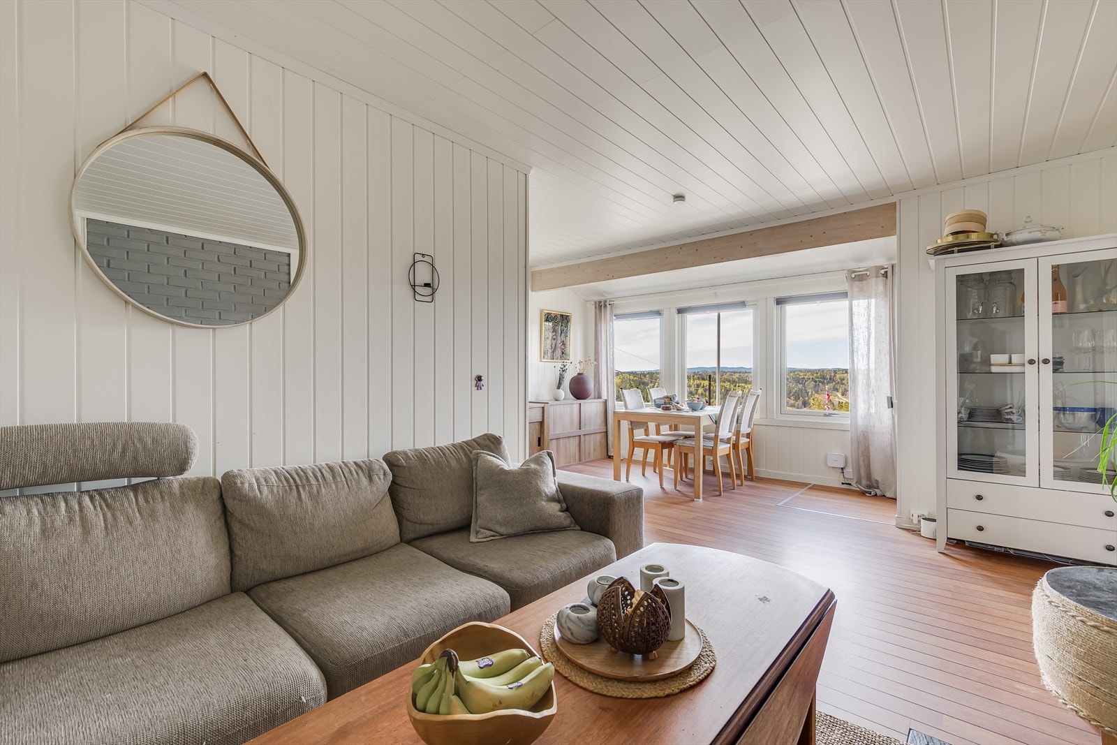 I stue er det plass til et stort spisebord hvor det kan dekkes på til mange gjester. Galleribilde