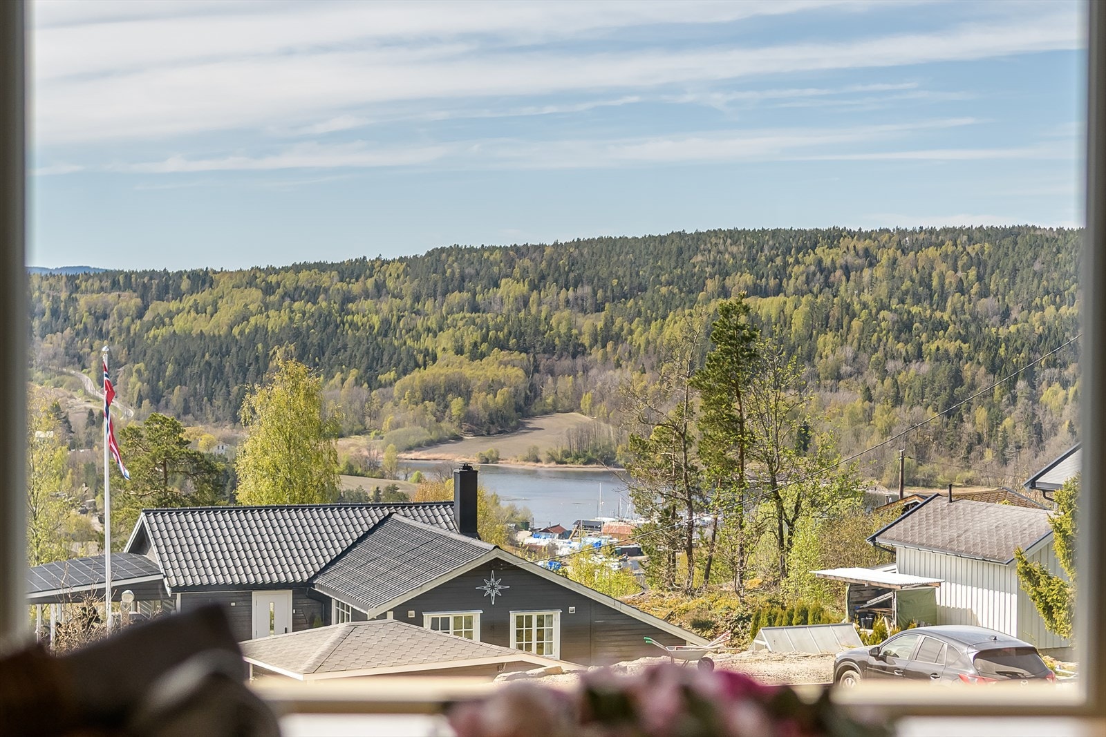 Fra stue er det sjøutsikt og fint utsyn mot grønne omgivelser. Galleribilde