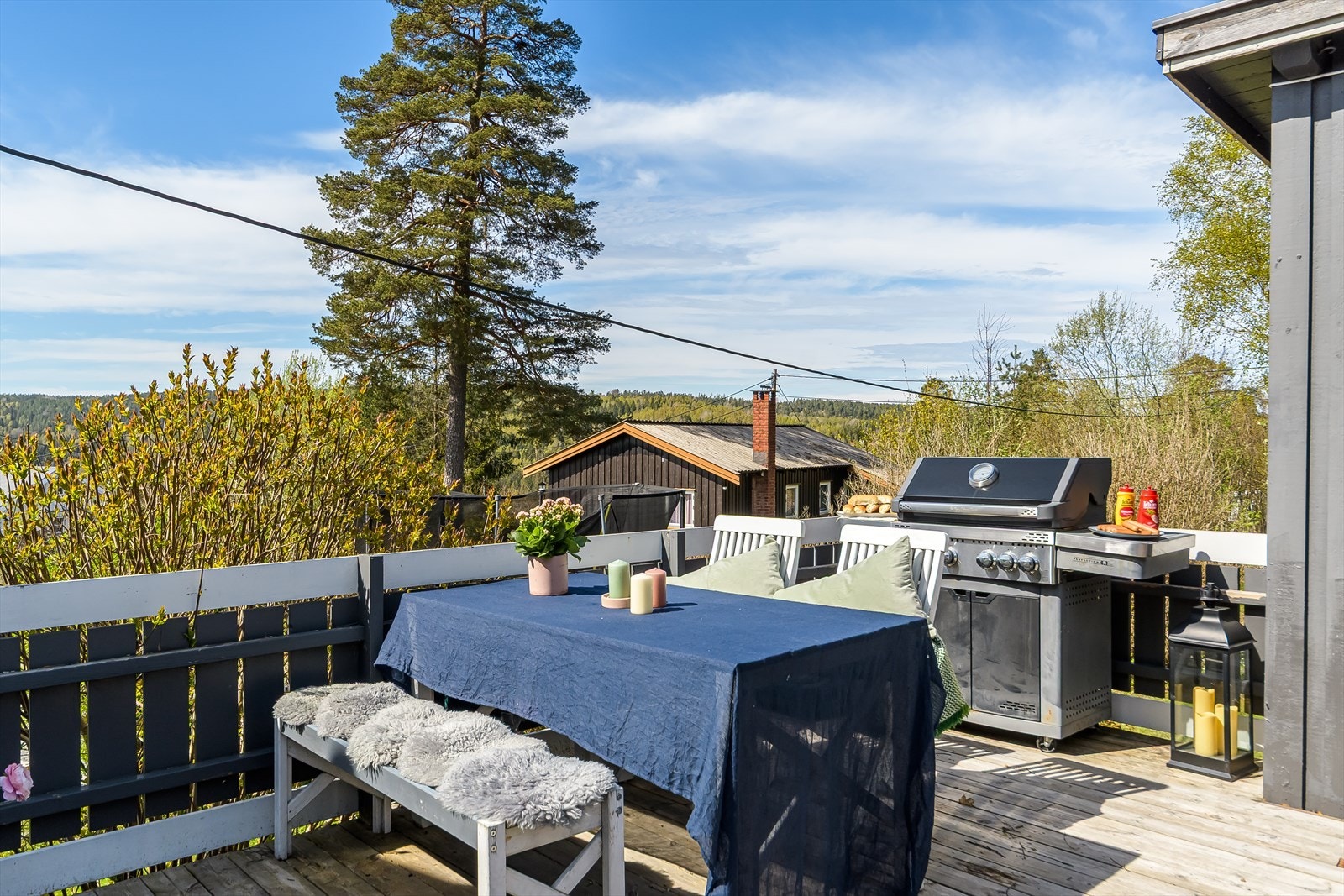 Stor uteplass med plass til grill og flere sittegrupper. Galleribilde