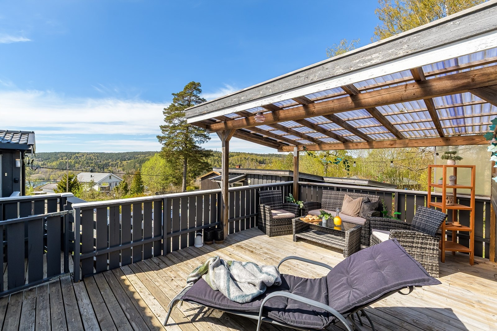 Uteplasser består av terrasse i flere nivåer. Her får kjøper gleden av flere solrike uteplasser. Galleribilde