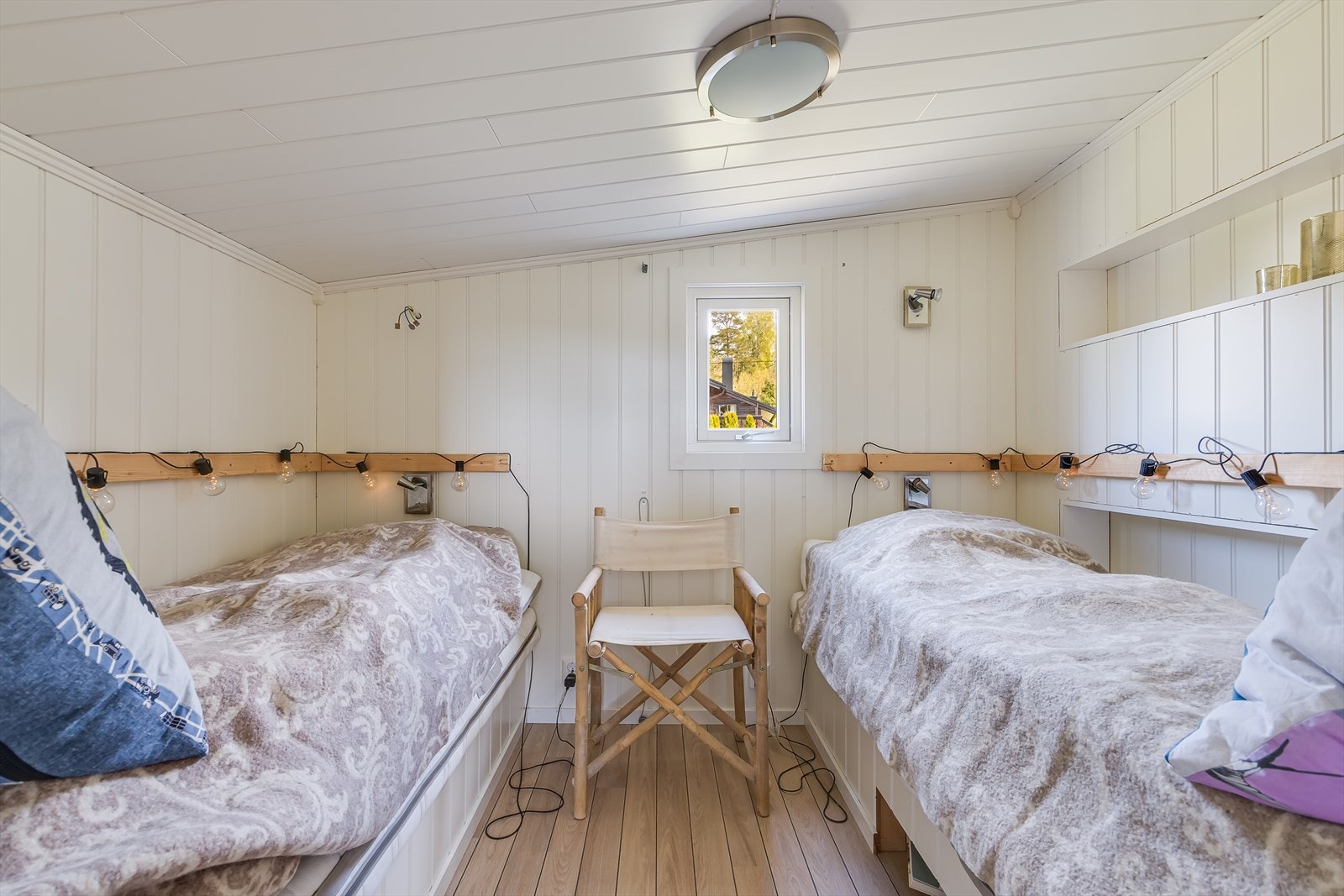 Annekset er innredet med to soverom. Her er det god plass til gjester. Galleribilde