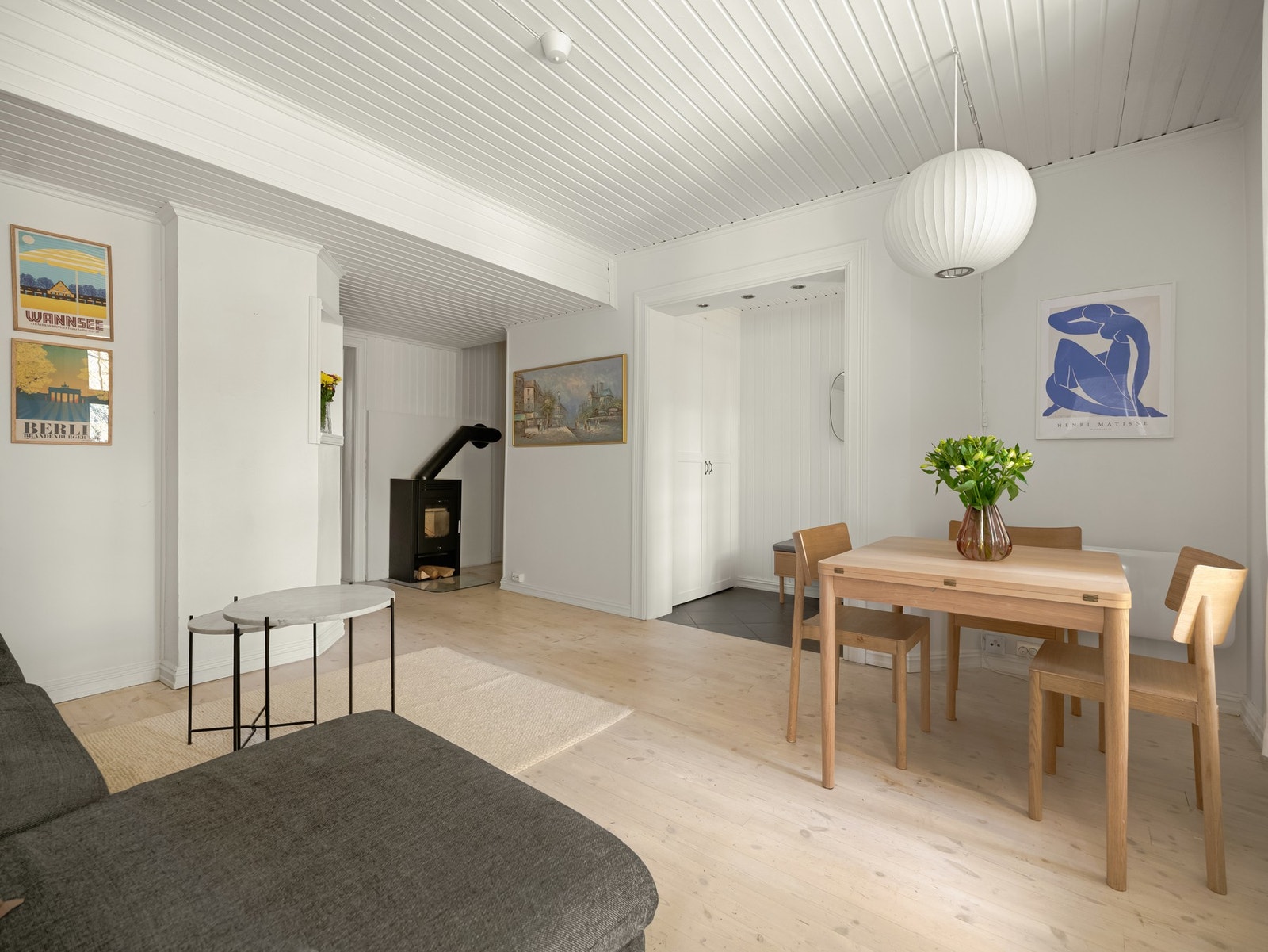 Stuen er selve hjertet av hjemmet. Her vil familien dele dagens måltider, nyte peisen på vinteren, slappe av på kveldene og ønsker hverandre velkommen hjem. Galleribilde