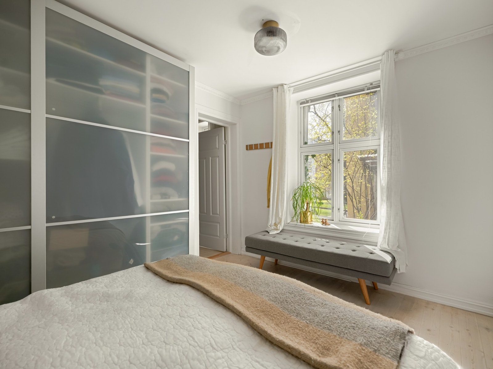 Legg merke til de store og dype vinduskarmene. Galleribilde