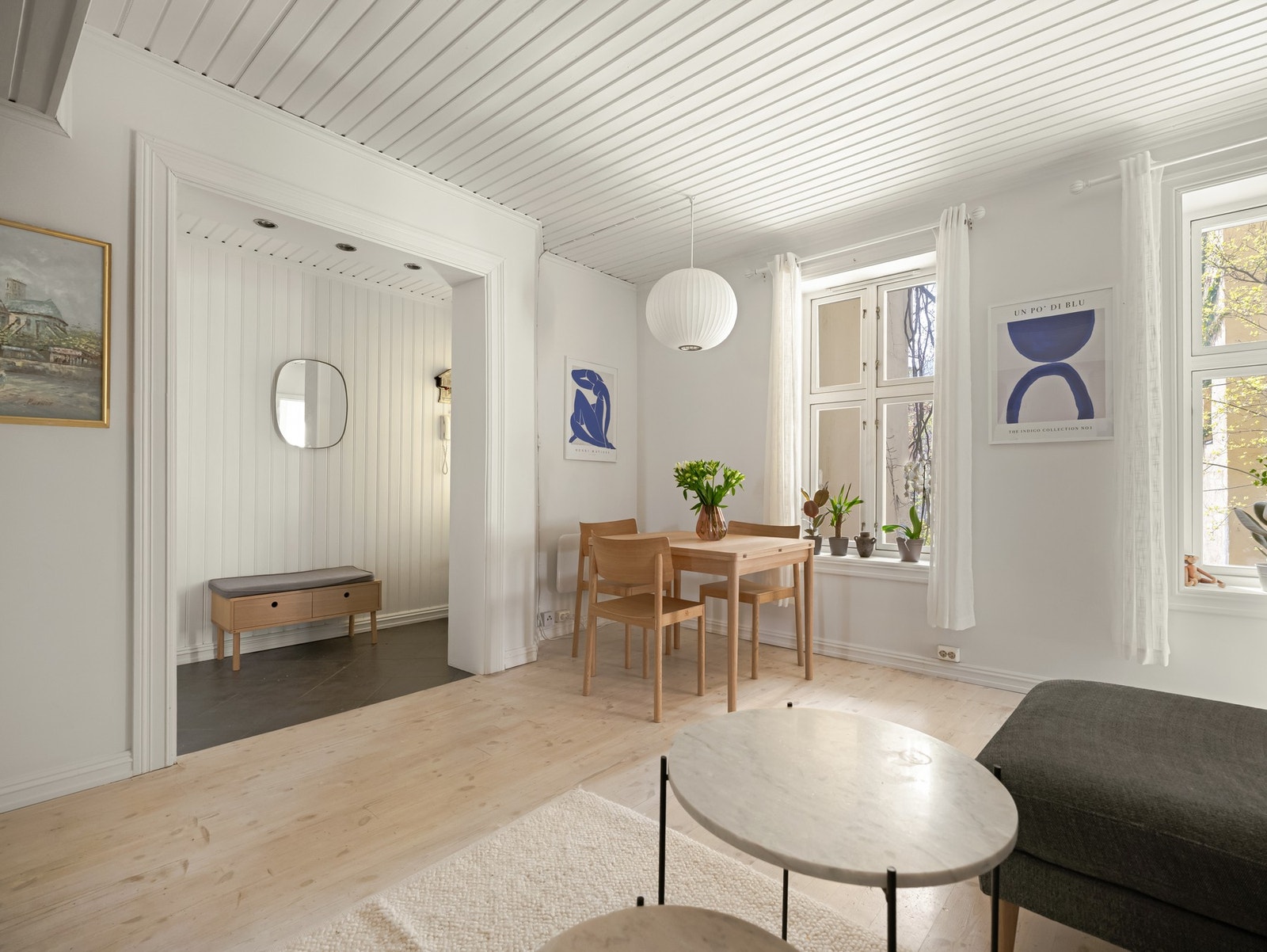 Leiligheten ligger i en høy 1. etasje og vender mot Meyerhagen, du trenger ikke engang ta på sko før du kjenner gresset under beina. Galleribilde