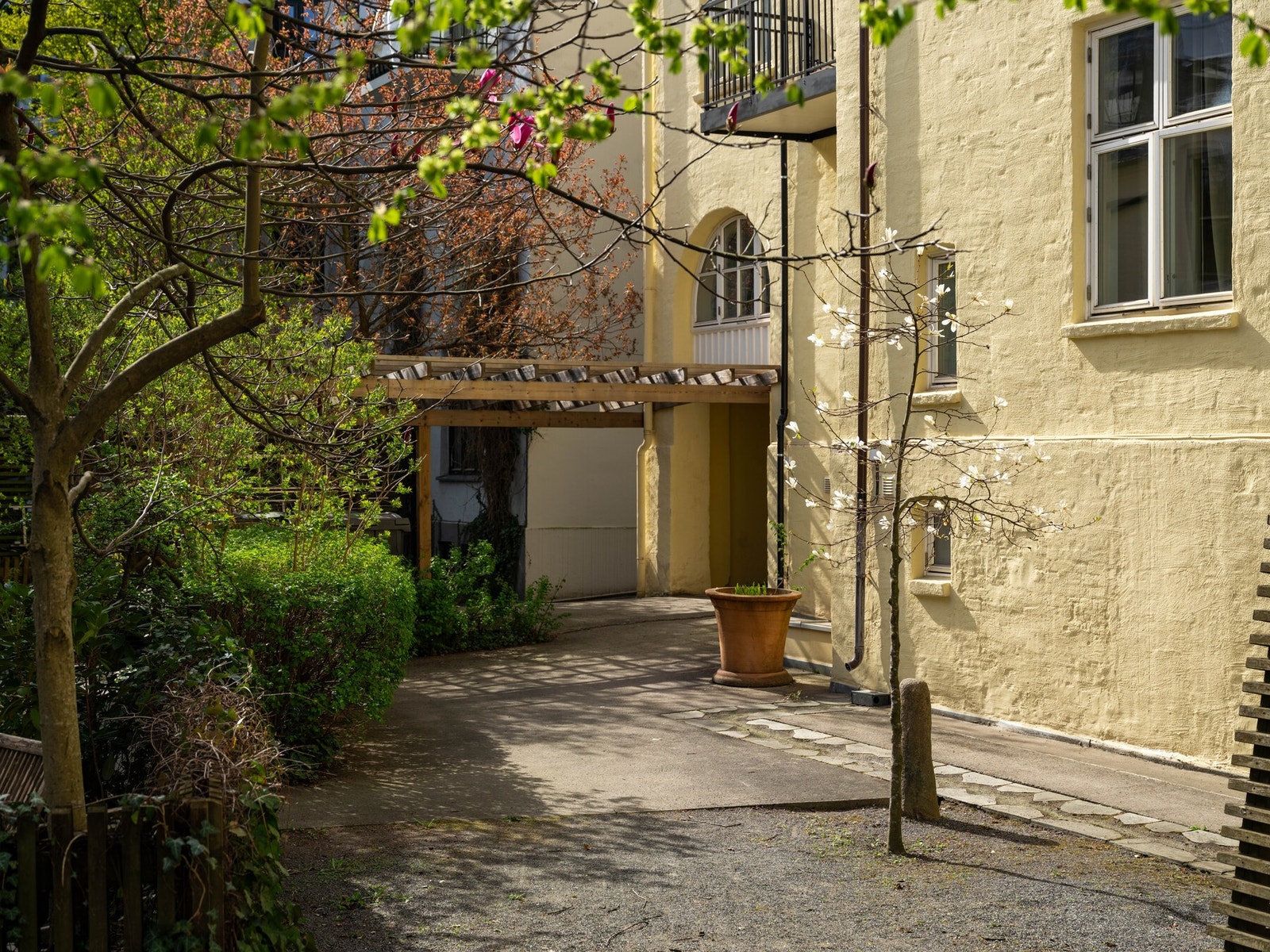 Grilling, lek med barna, solbading, et glass vin, utelunch, vennetreff, middag i det fri, sene sommerkvelder og 17. mai-feiring er noen gode eksempler på ren hygge. Galleribilde
