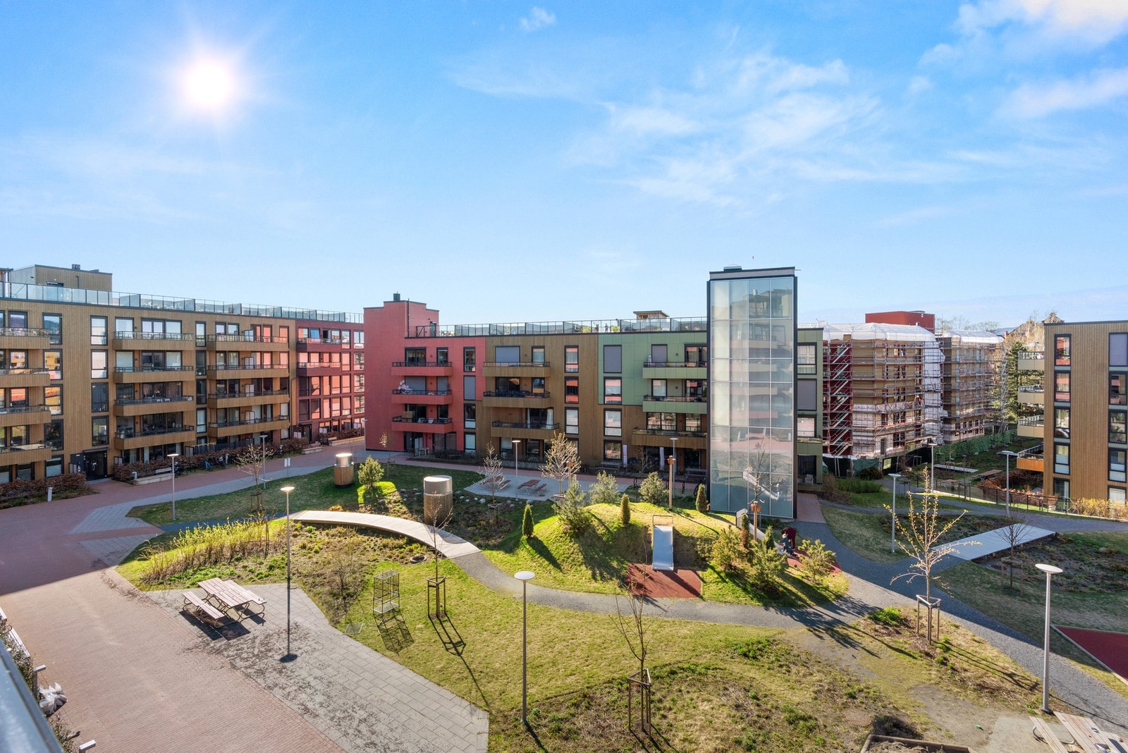 Leilgheten har en flott intern belliggenhet hvor vender ut mot rolig bakgård med pent opparbeide arealer. Galleribilde