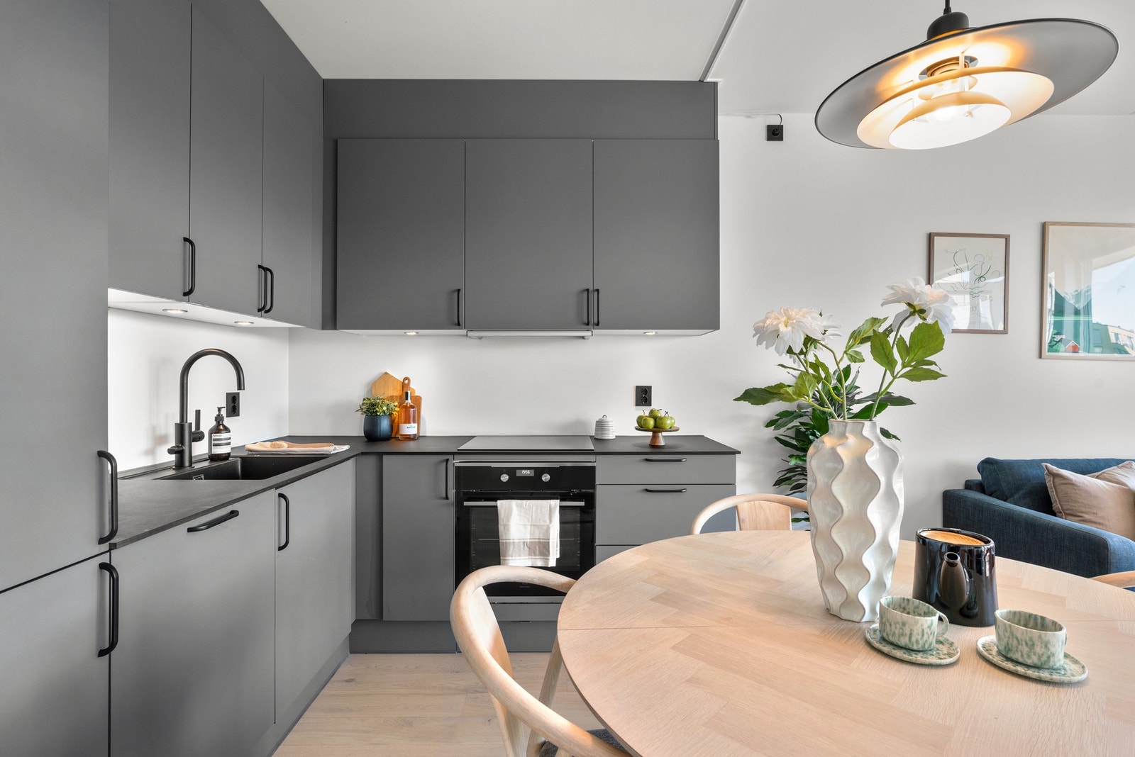 Kjøkkenet er godt utstyrt med integrerte hvitevarer fra Miele og Electrolux. Galleribilde