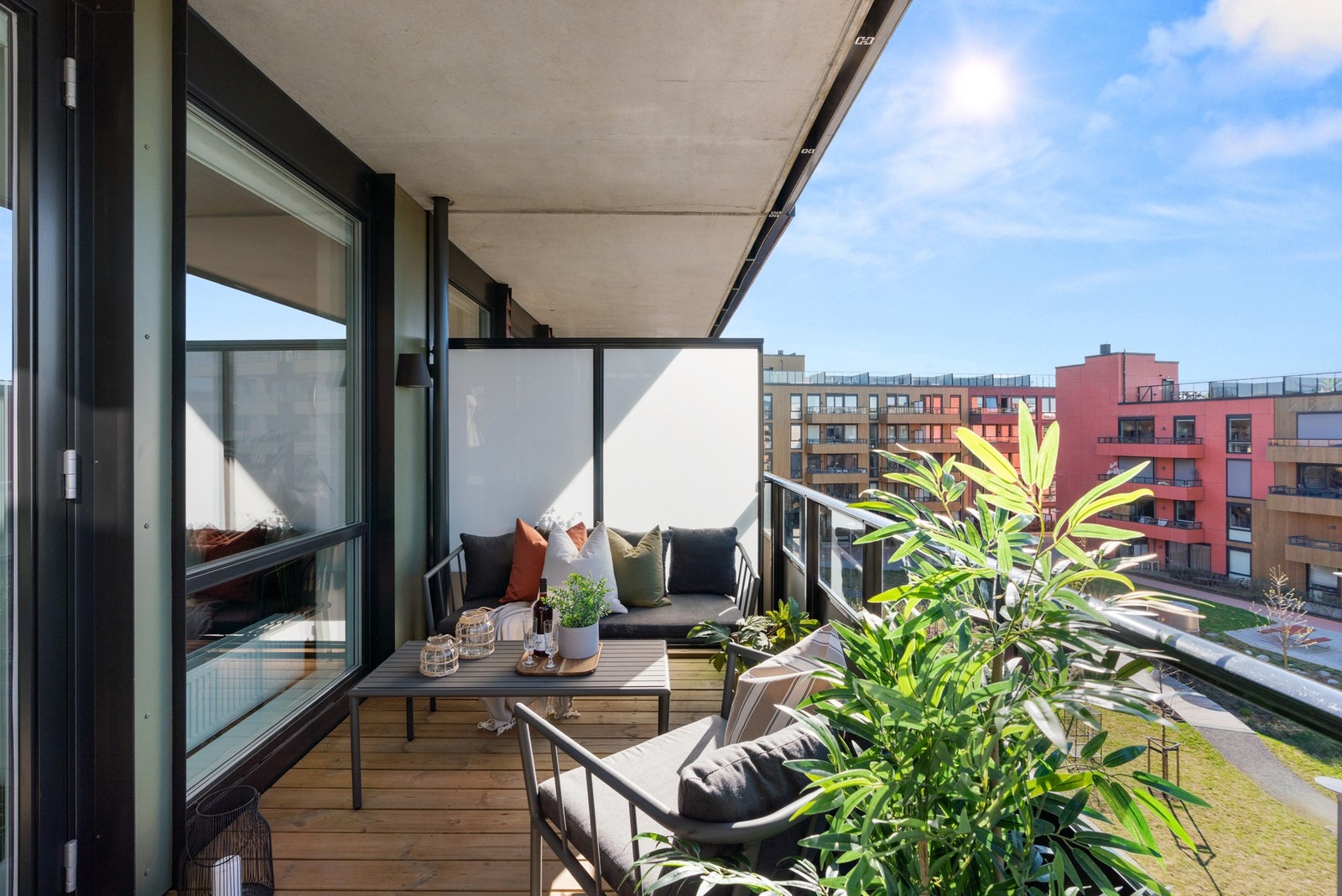 Balkongen har svært gode solforhold. Her kan du nyte solen store deler av dagen! Galleribilde