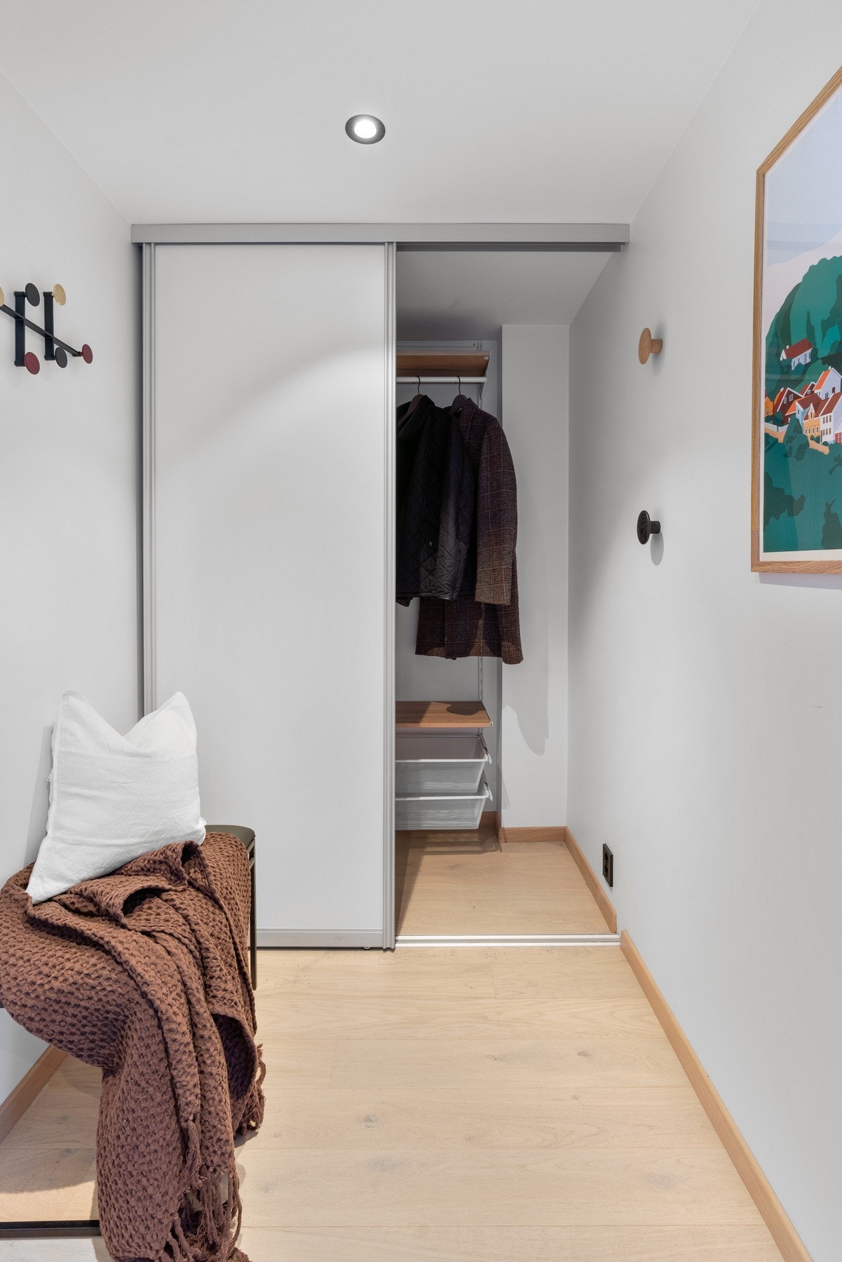 Entréen er lys, romslig og innbydende, med gode oppbevaringsløsninger i skyvedørsgarderobe og god plass til kommode. Galleribilde