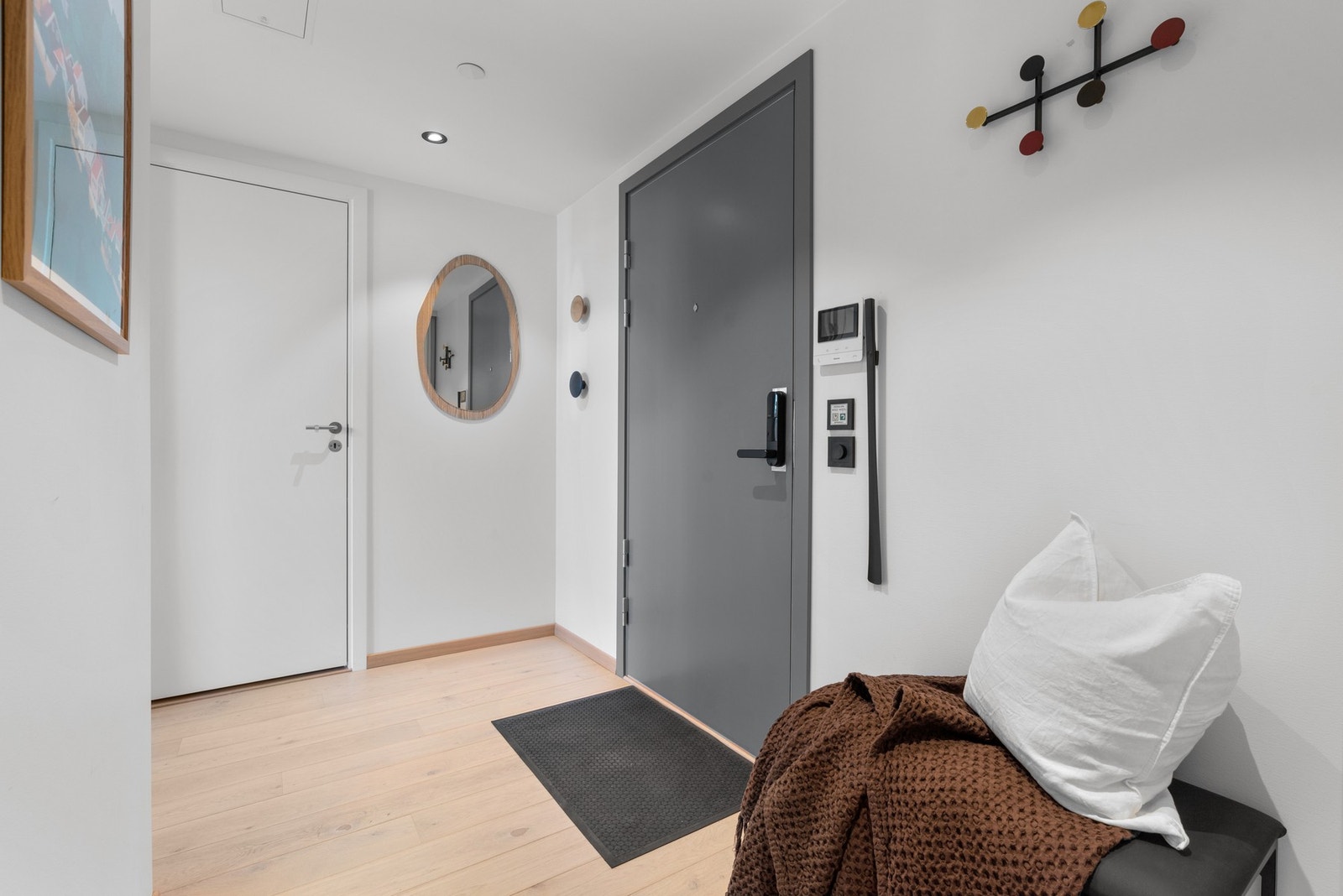 Fra entréen er det adkomst til bad, samt videre tilgang til resten av leiligheten. Galleribilde