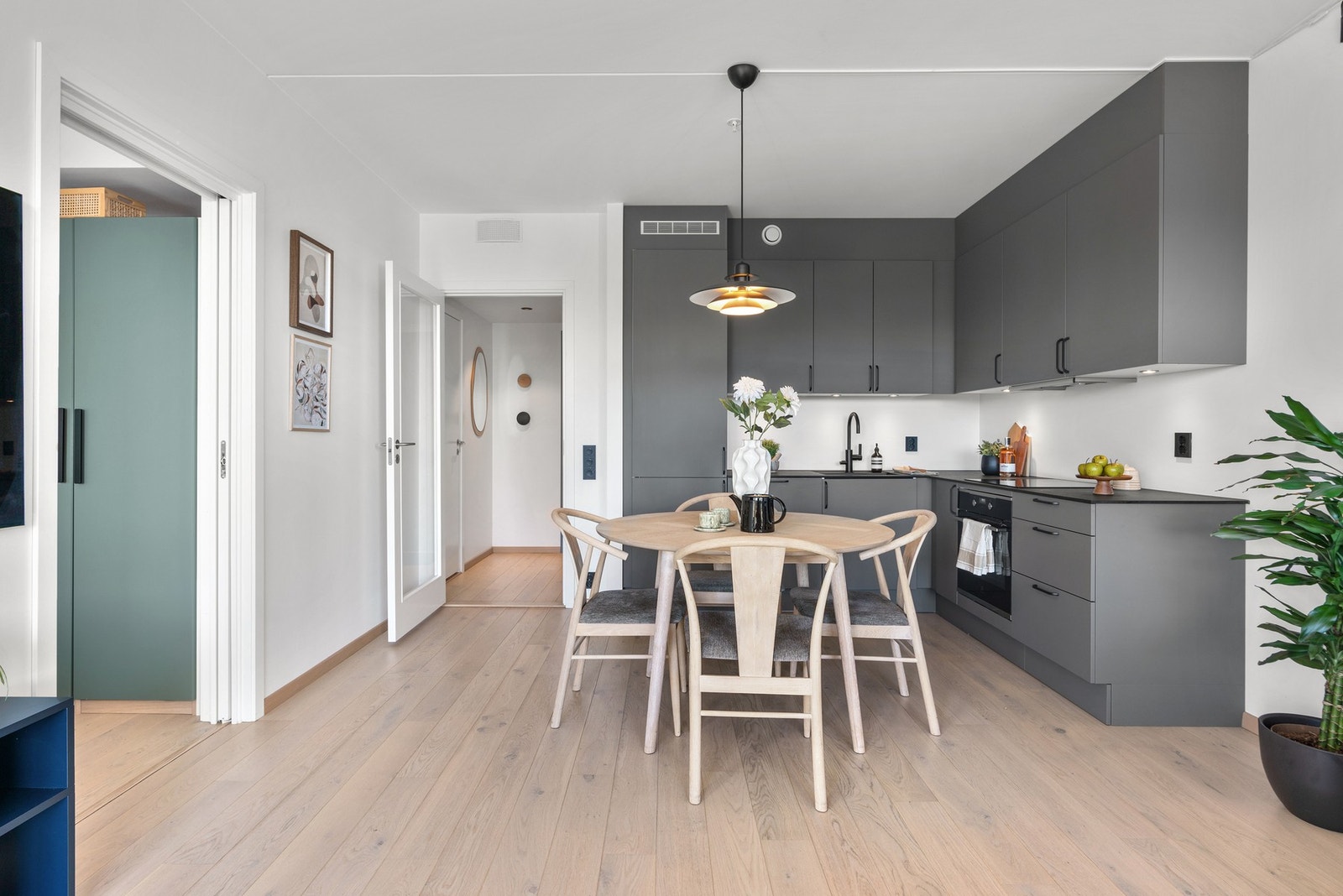 Gjennomgående 1-stavs eikeparkett. Galleribilde