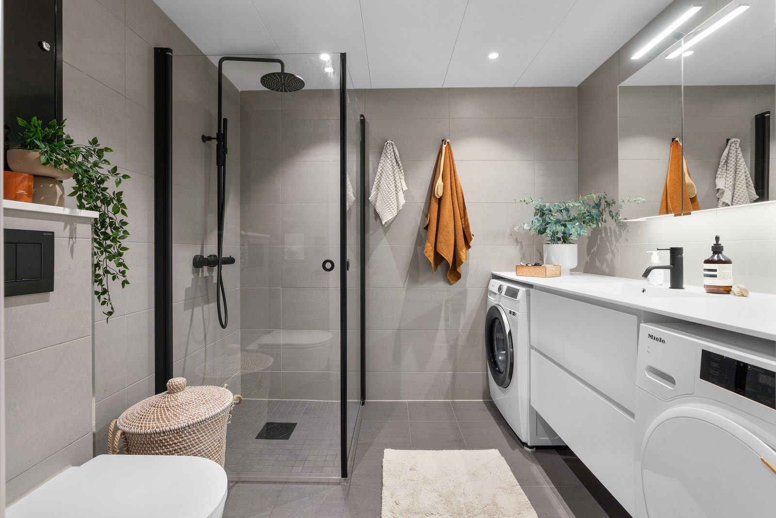 Det moderne og innbydende badet fra 2023 er praktisk med dusjhjørne med innfellbare glassdører og regnfallsdusj for økt komfort. Galleribilde