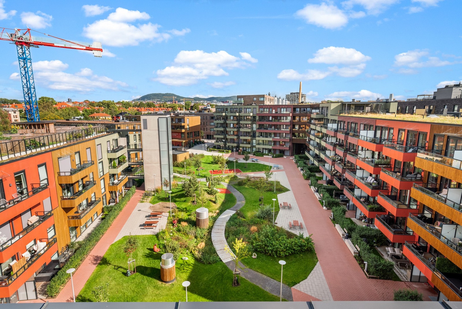 Borettslaget har felles takterrasse. Herfra ser du en koselig bakgård tilhørende Lumanders hage. Galleribilde