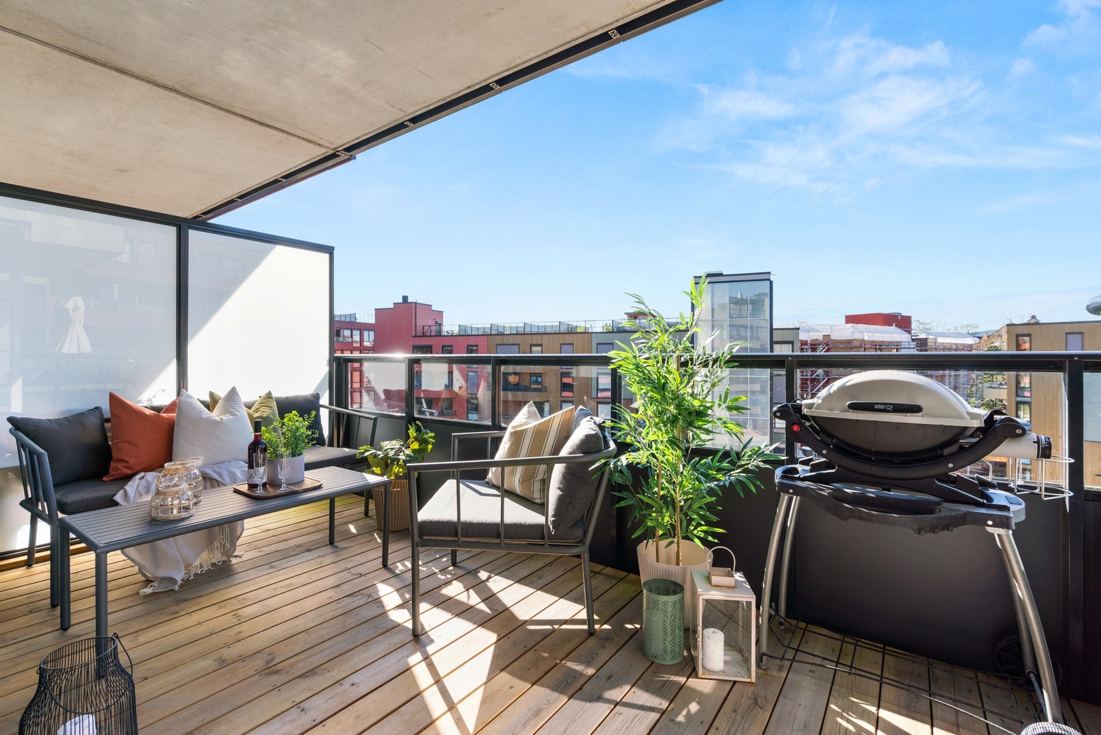 Balkongen på 8 kvm har god plass til sittegruppe og grill, perfekt for sene sommerkvelder. Galleribilde