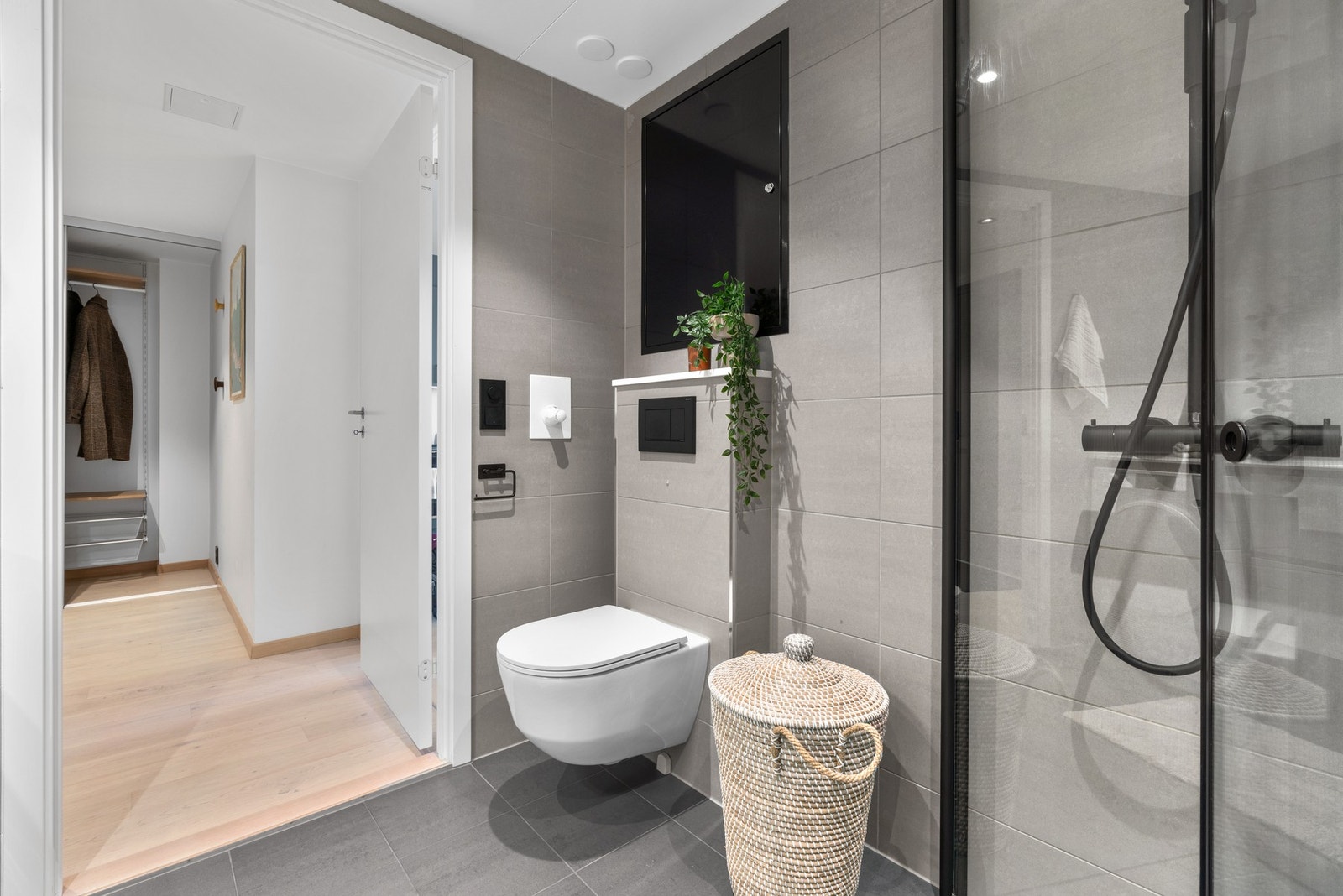 Badet har vegghengt toalett. Galleribilde